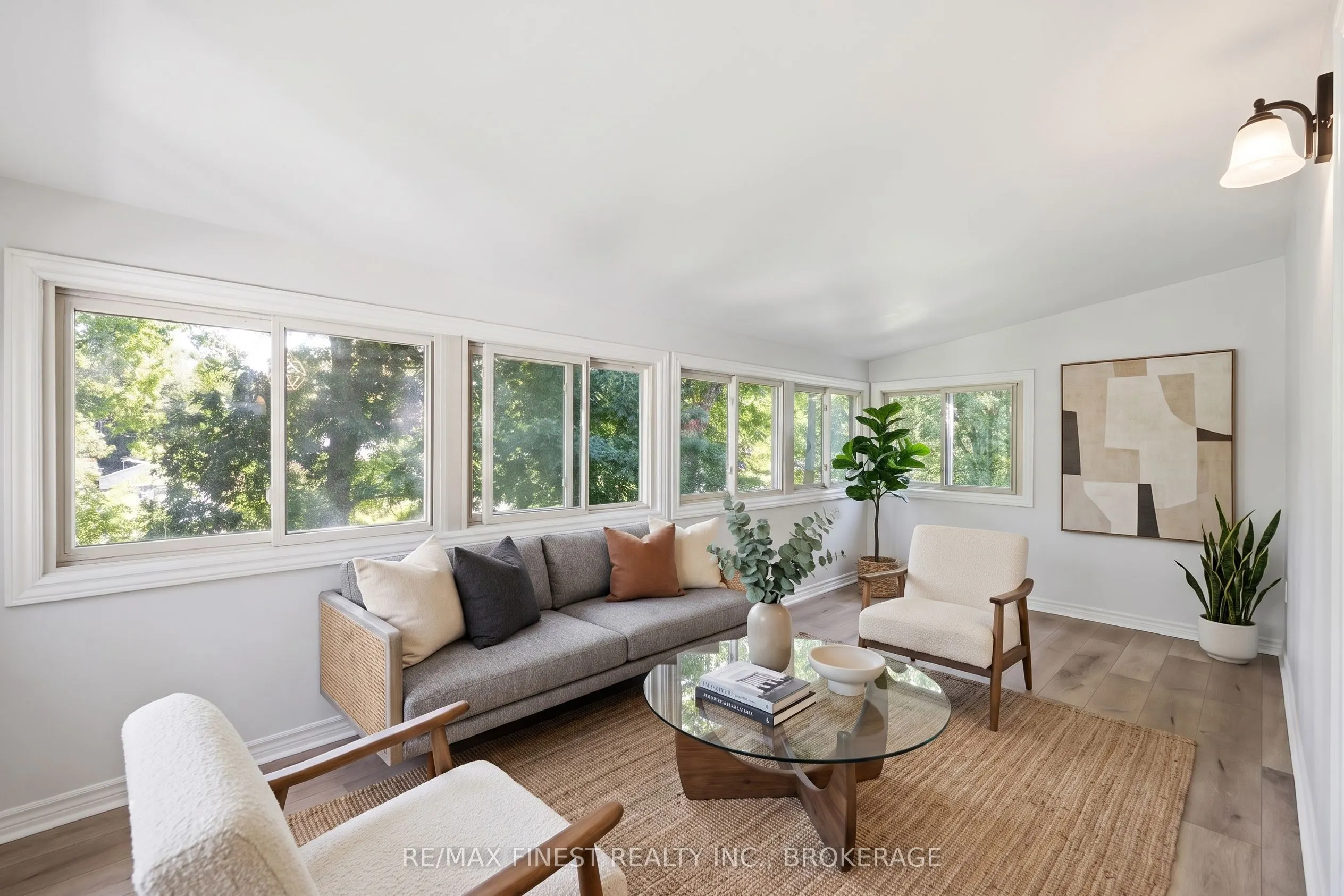 933 Mayfair Crescent