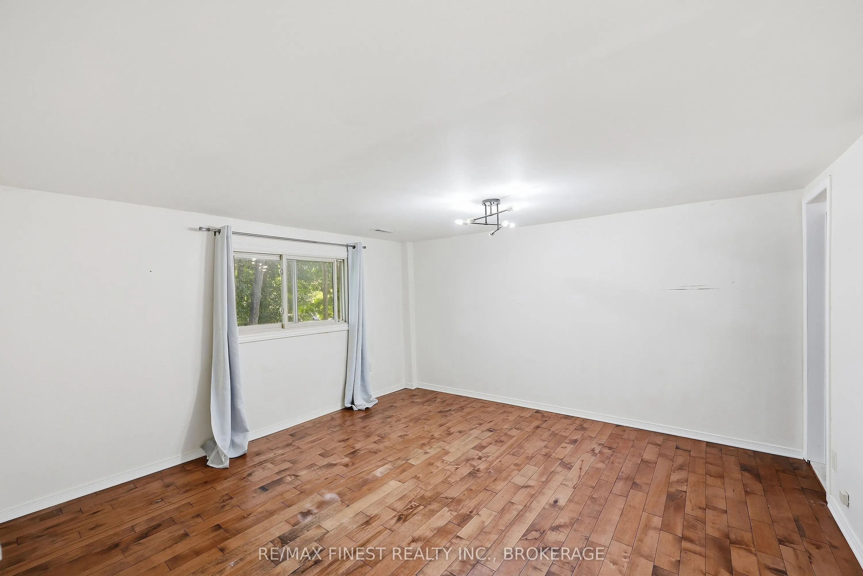 933 Mayfair Crescent