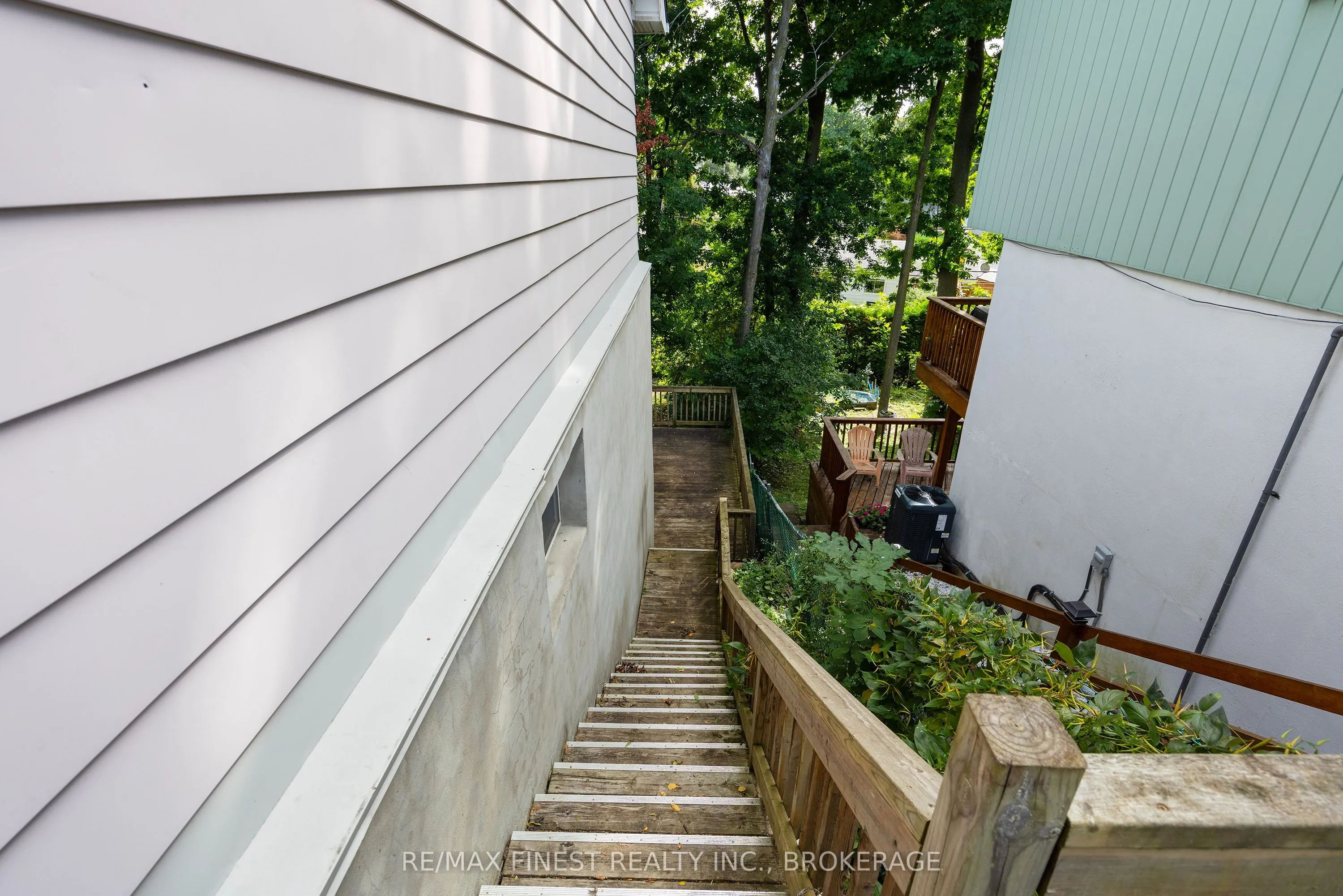 933 Mayfair Crescent