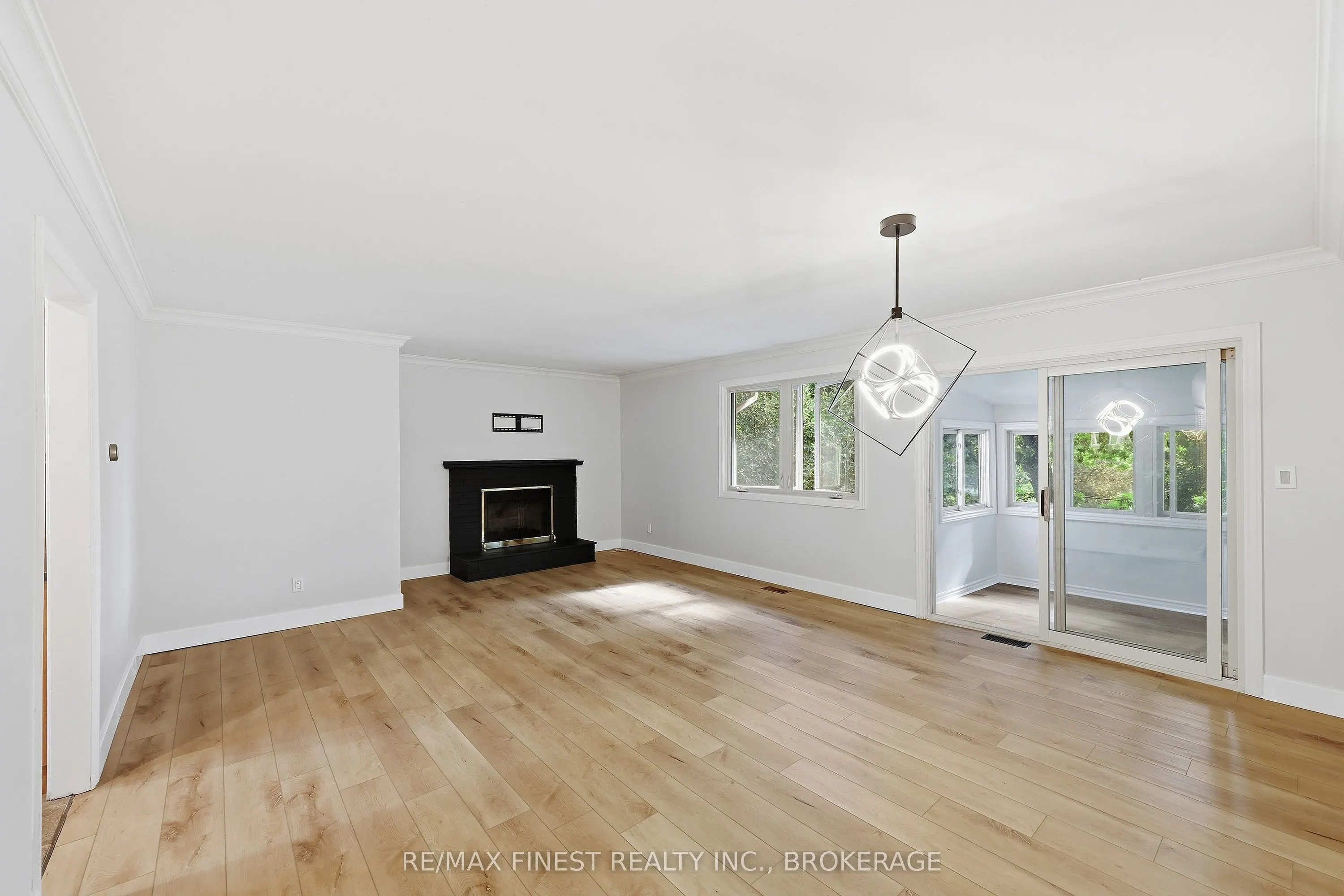 933 Mayfair Crescent