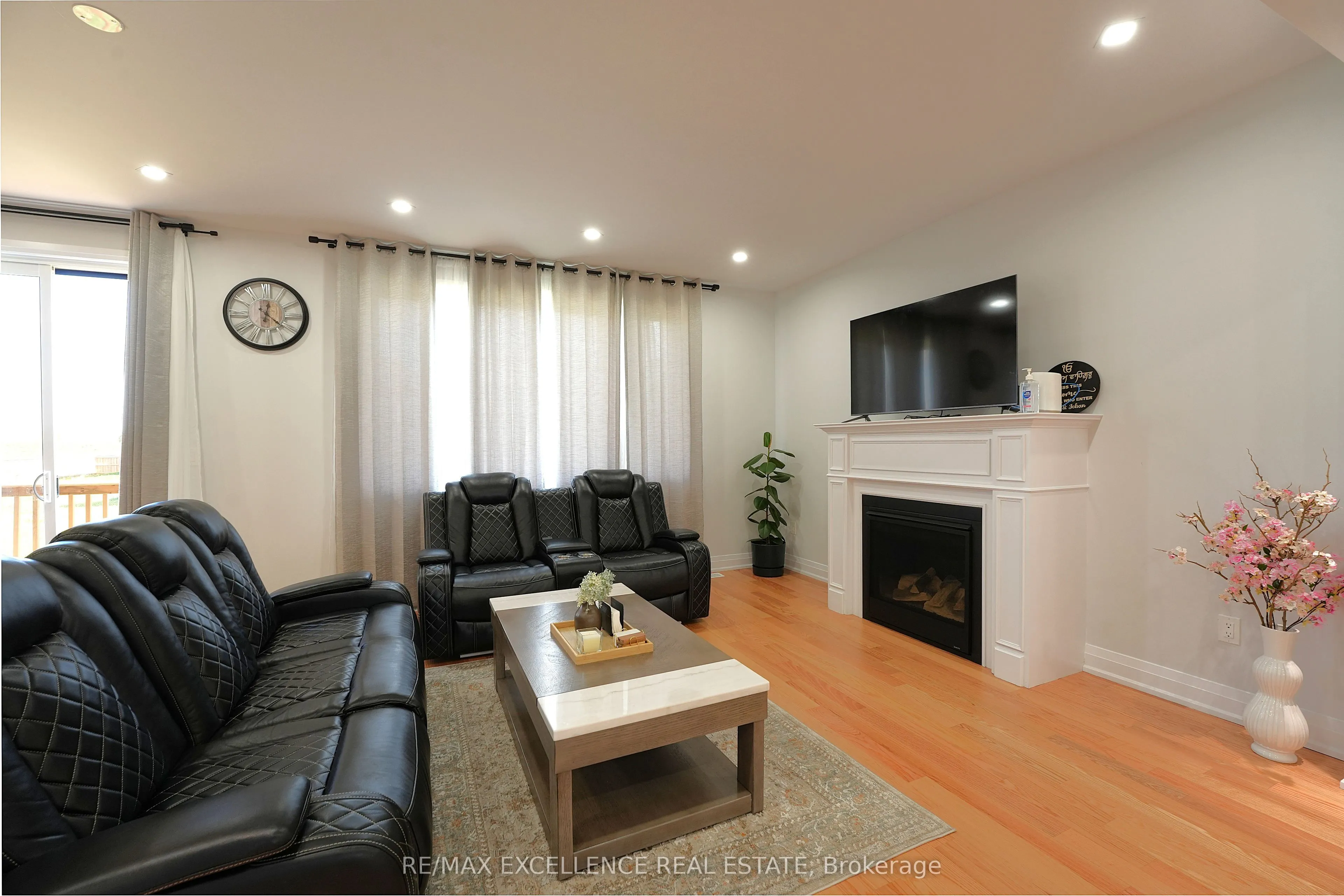 851 Queenston Boulevard