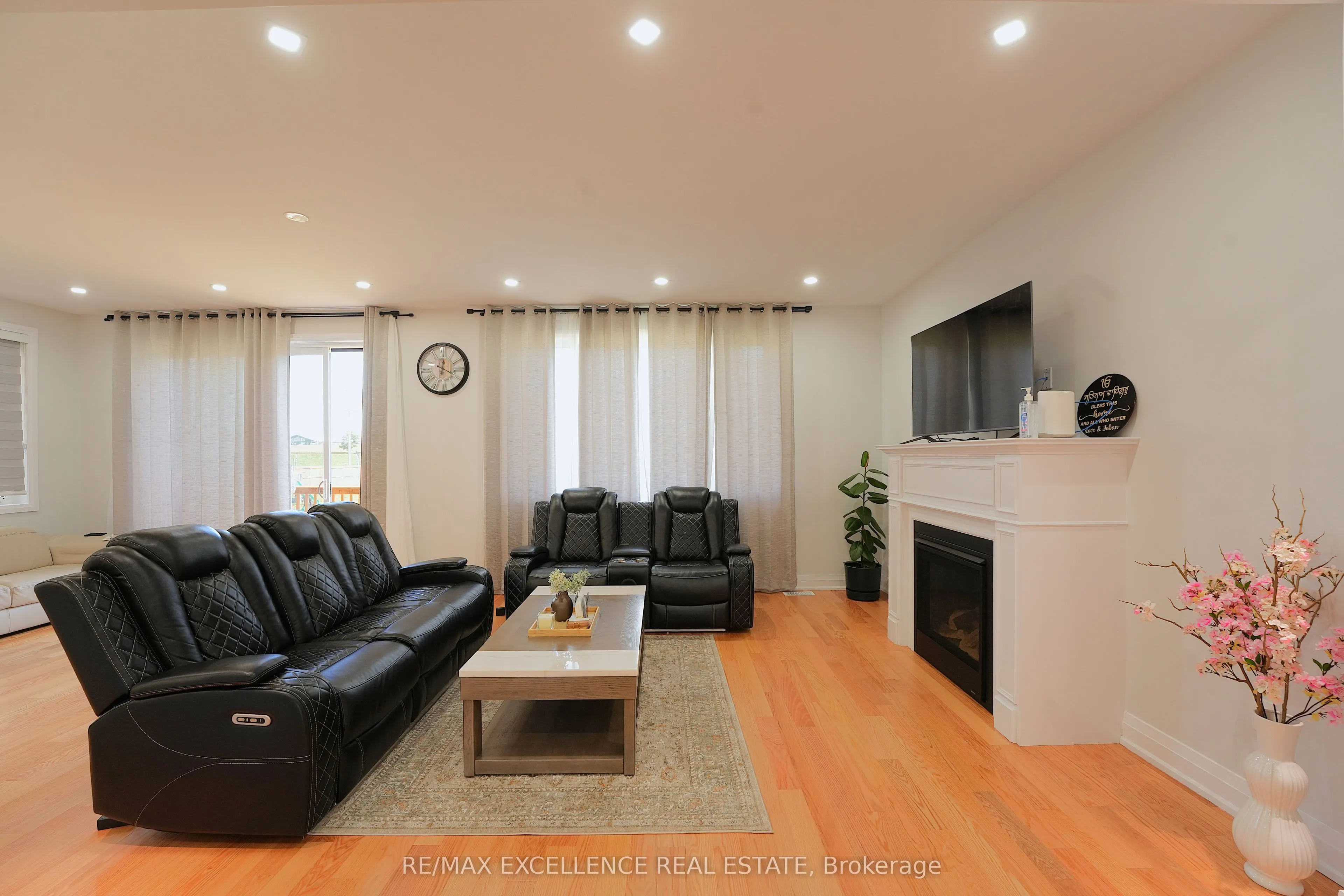 851 Queenston Boulevard
