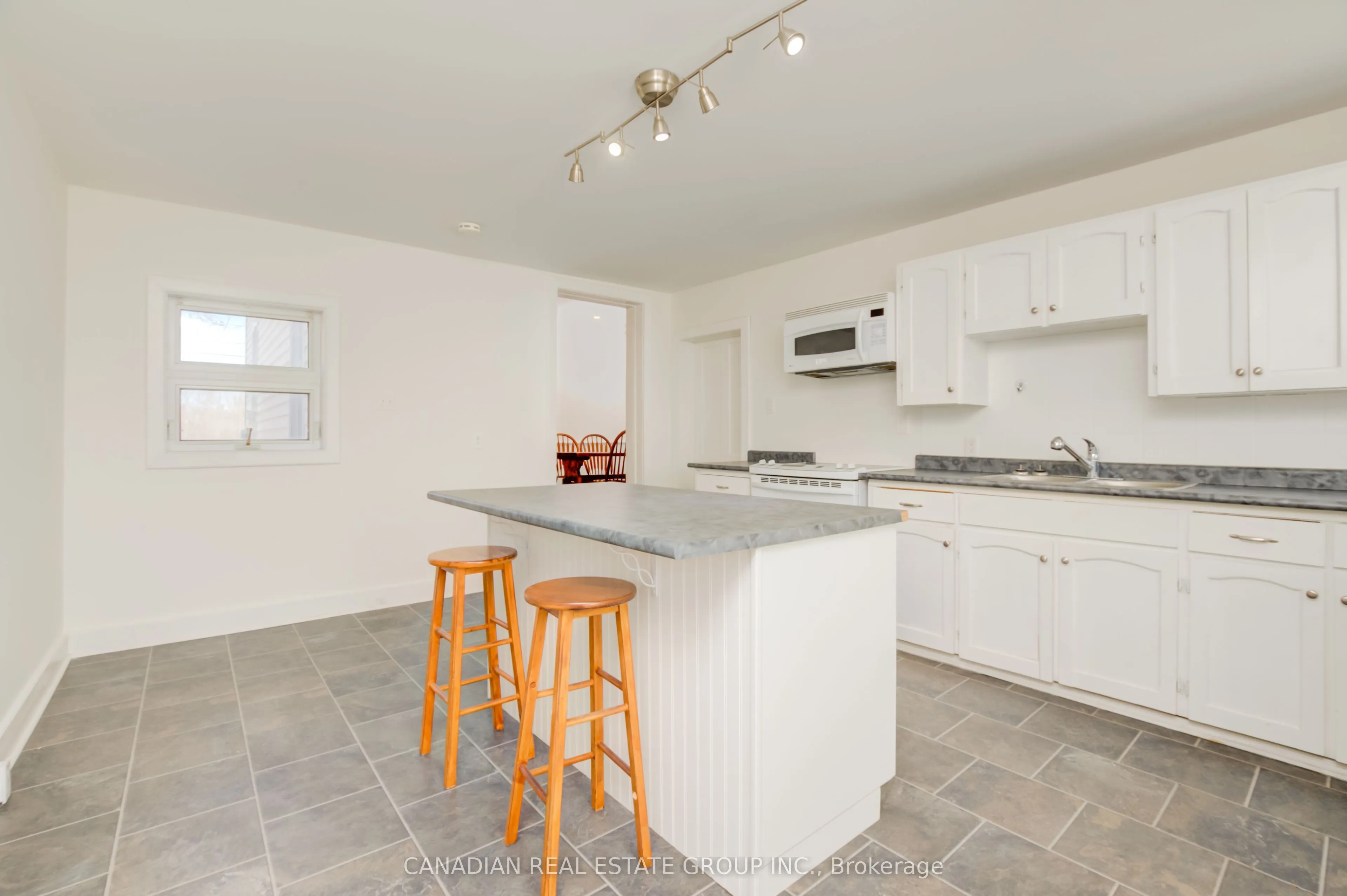 207 Front Street N