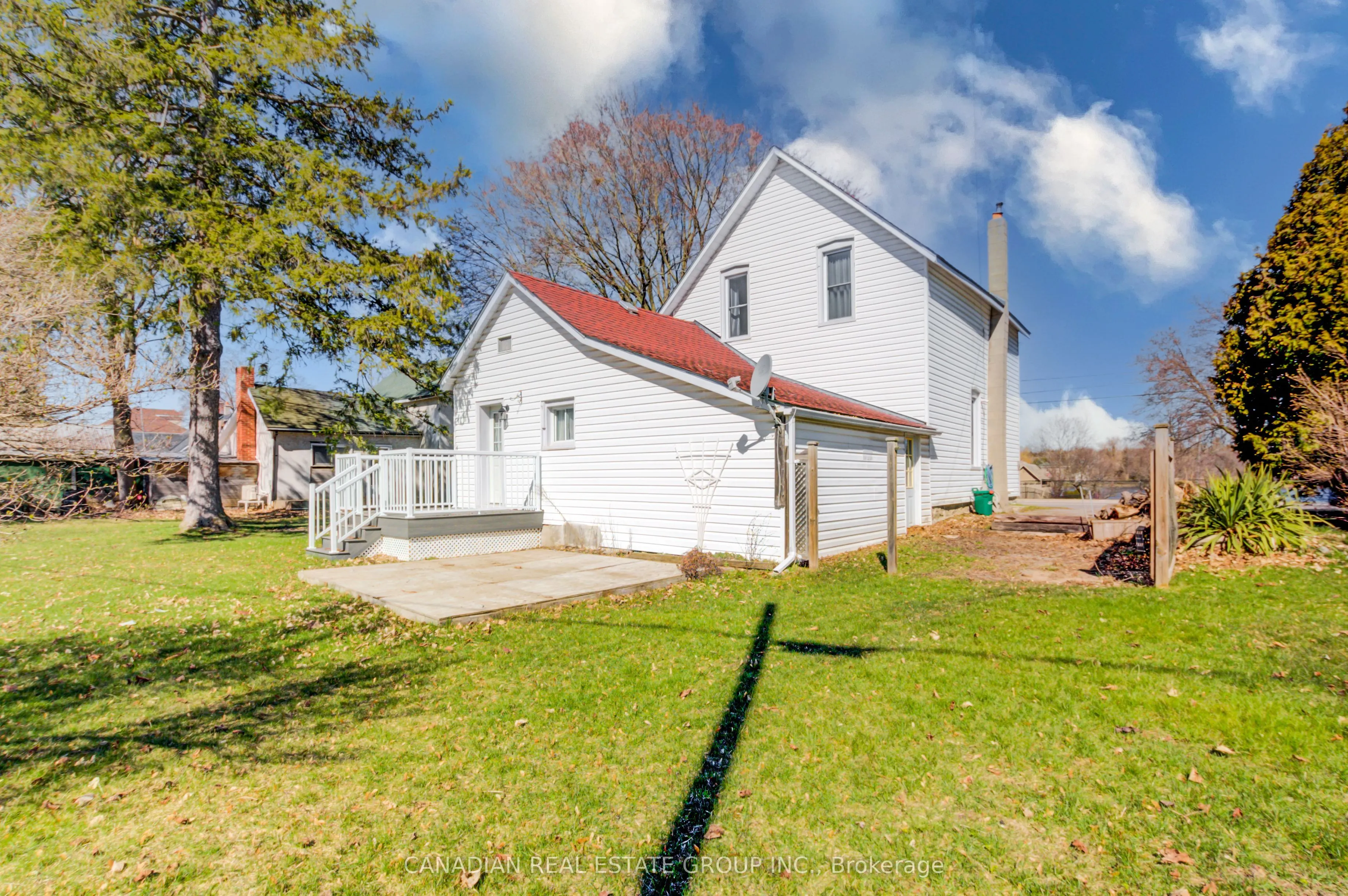 207 Front Street N
