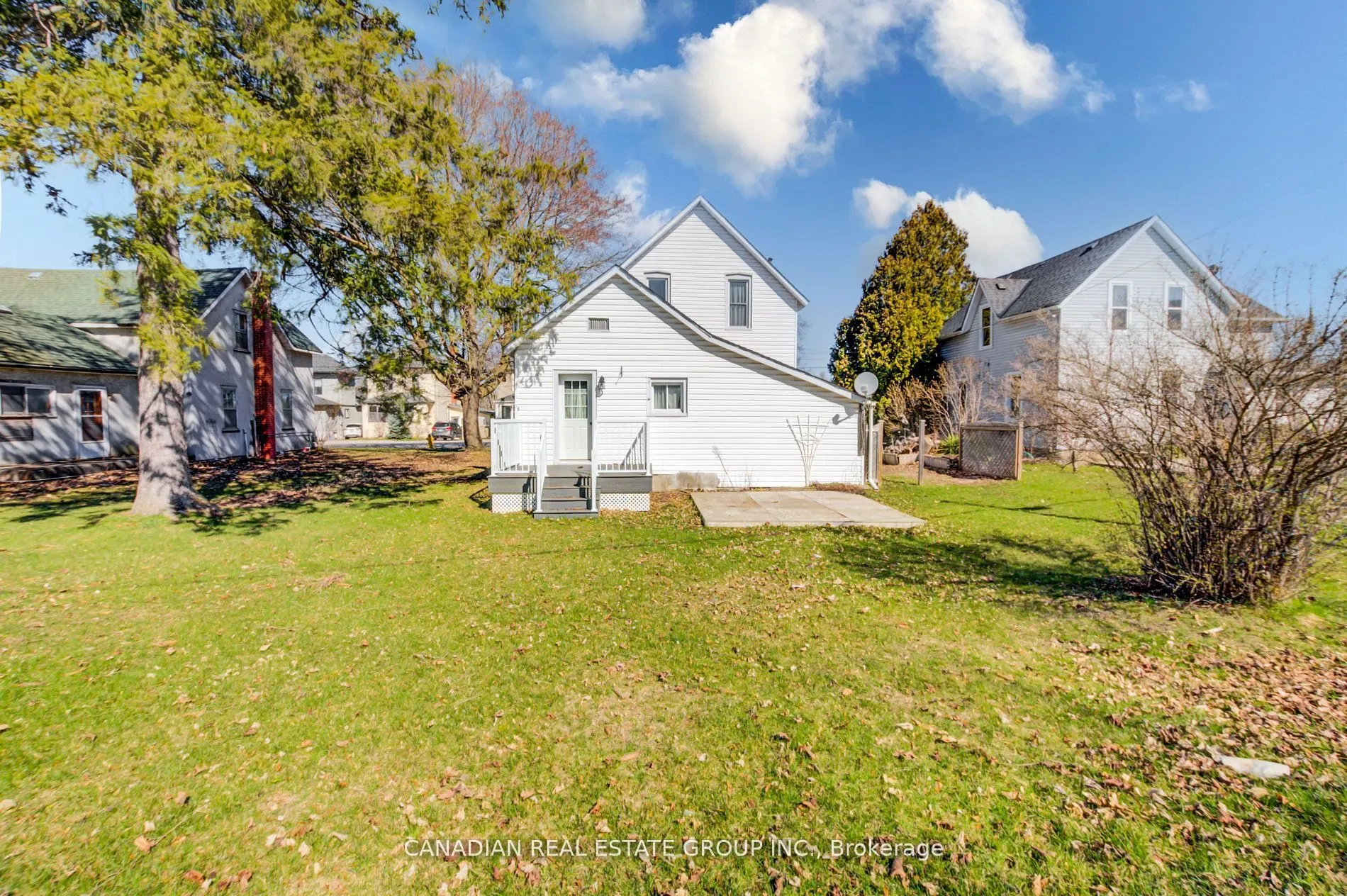 207 Front Street N