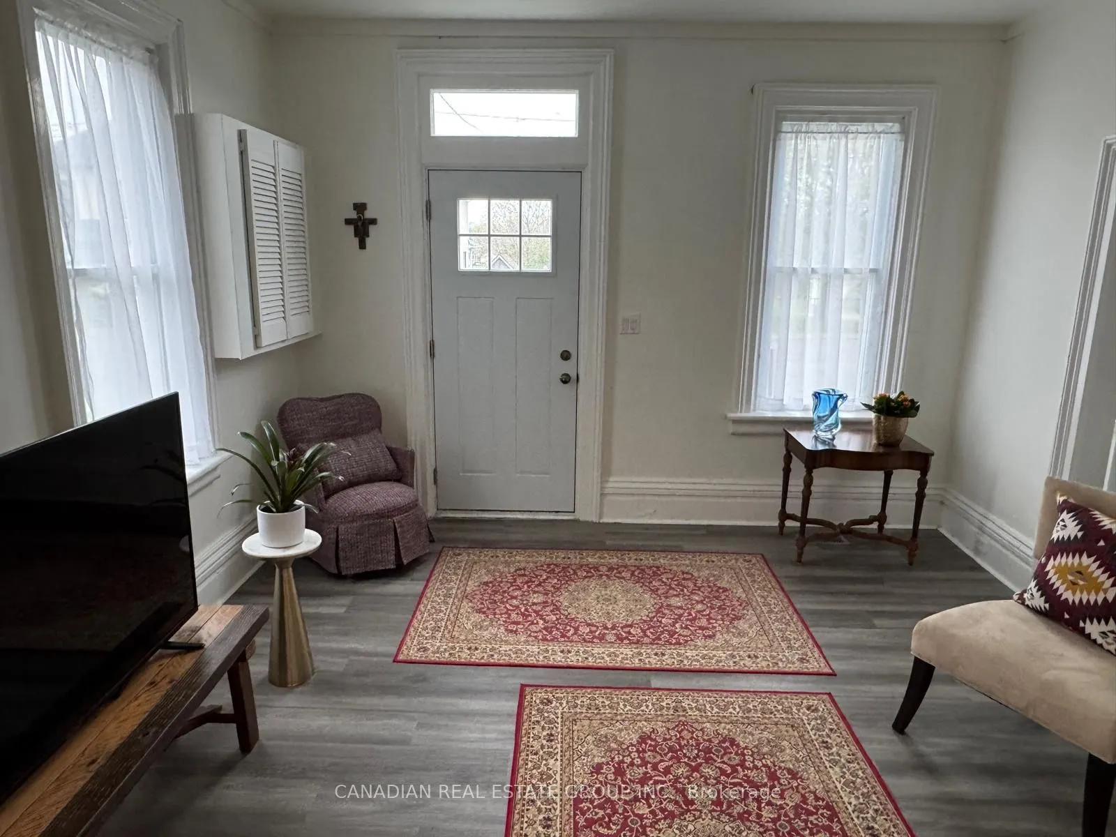 207 Front Street N