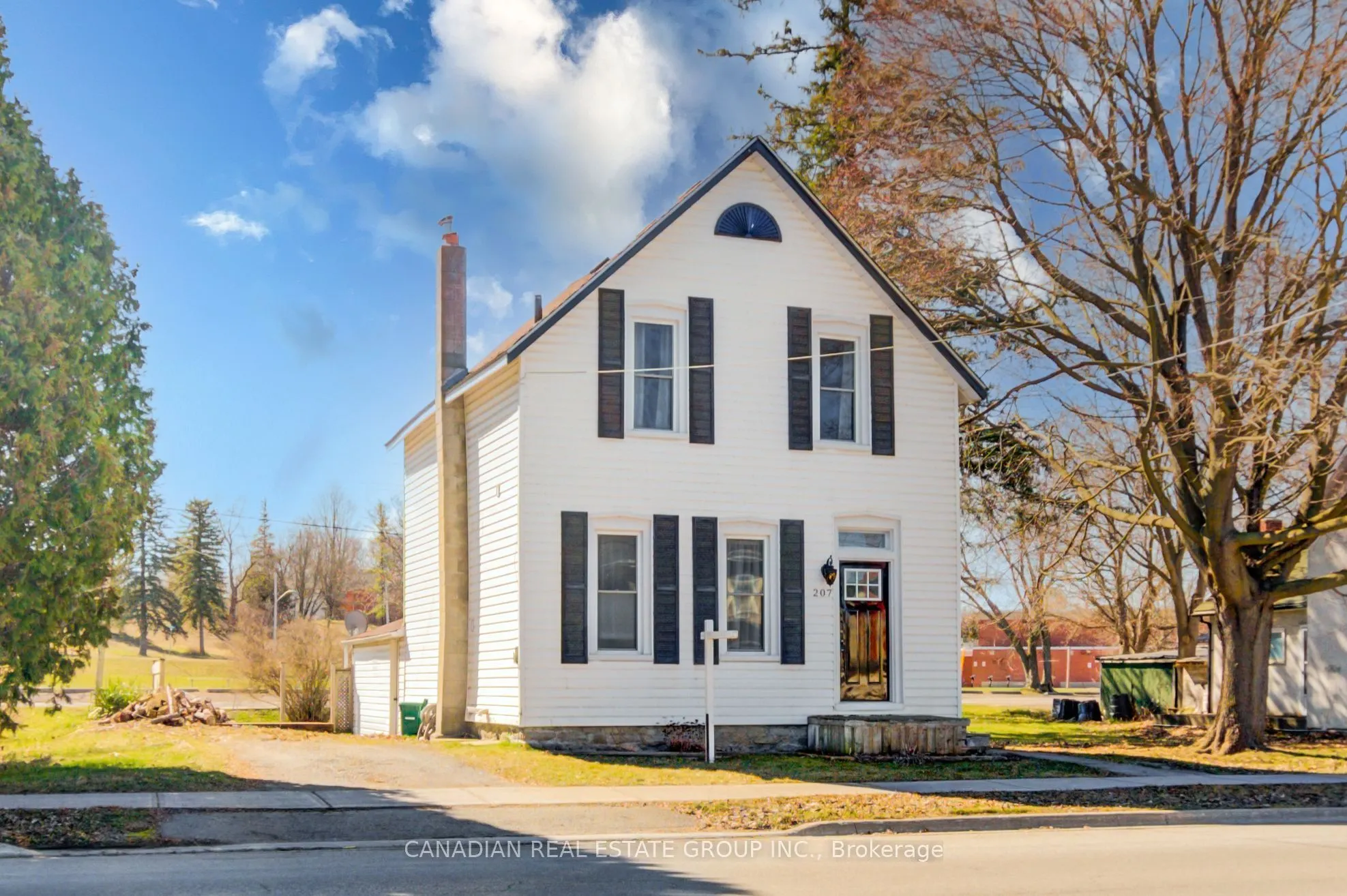 207 Front Street N