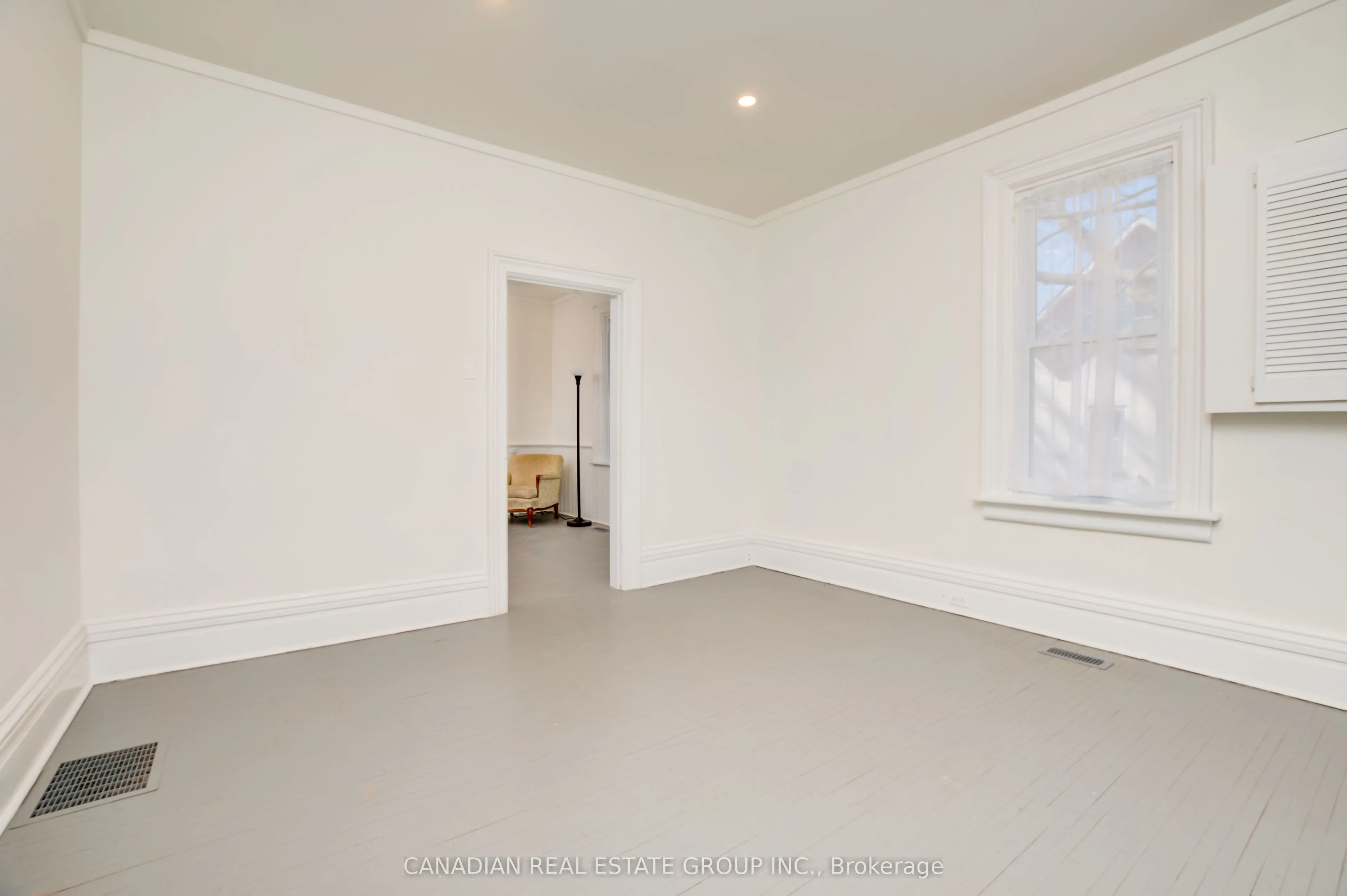 207 Front Street N