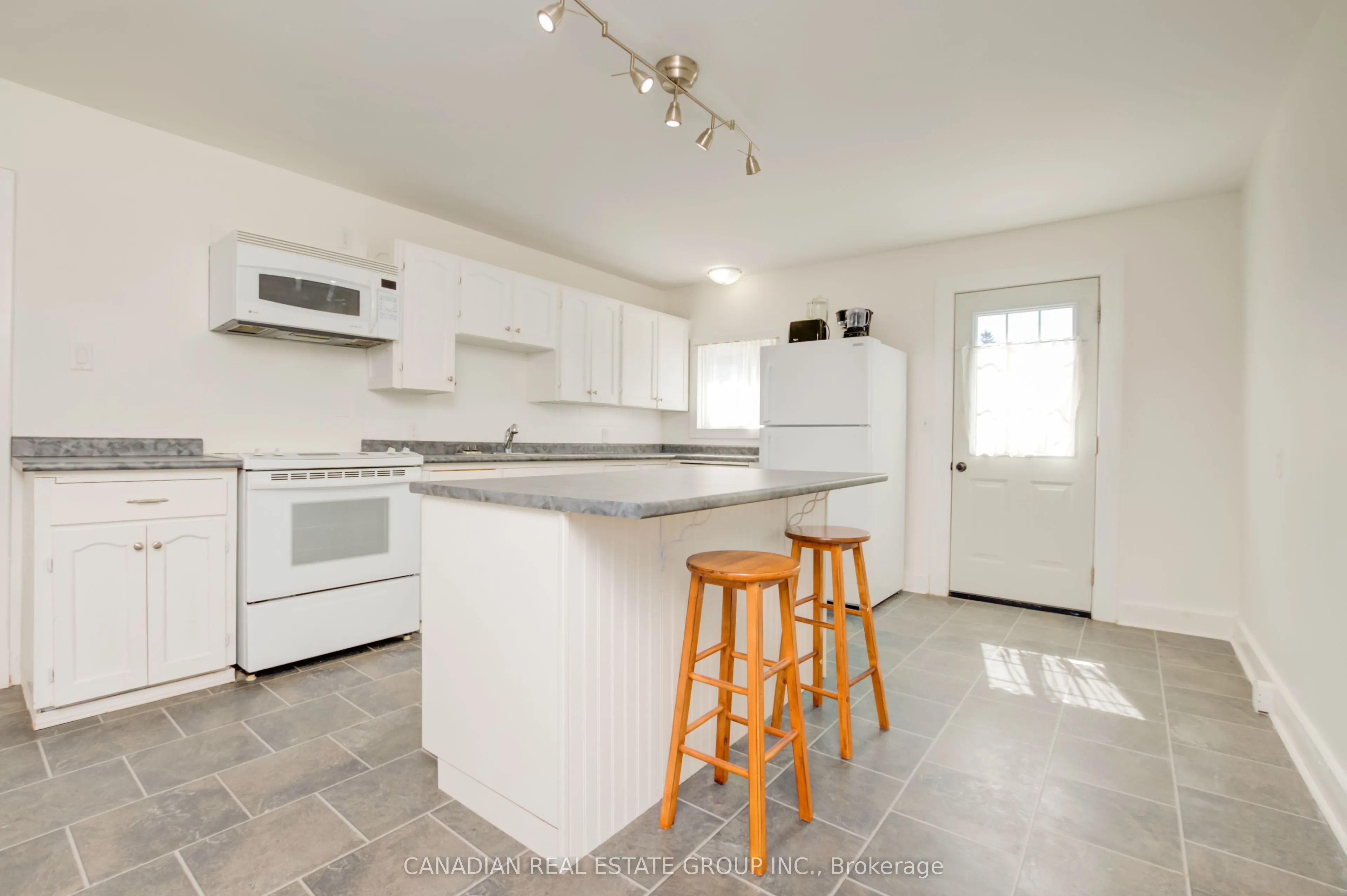 207 Front Street N