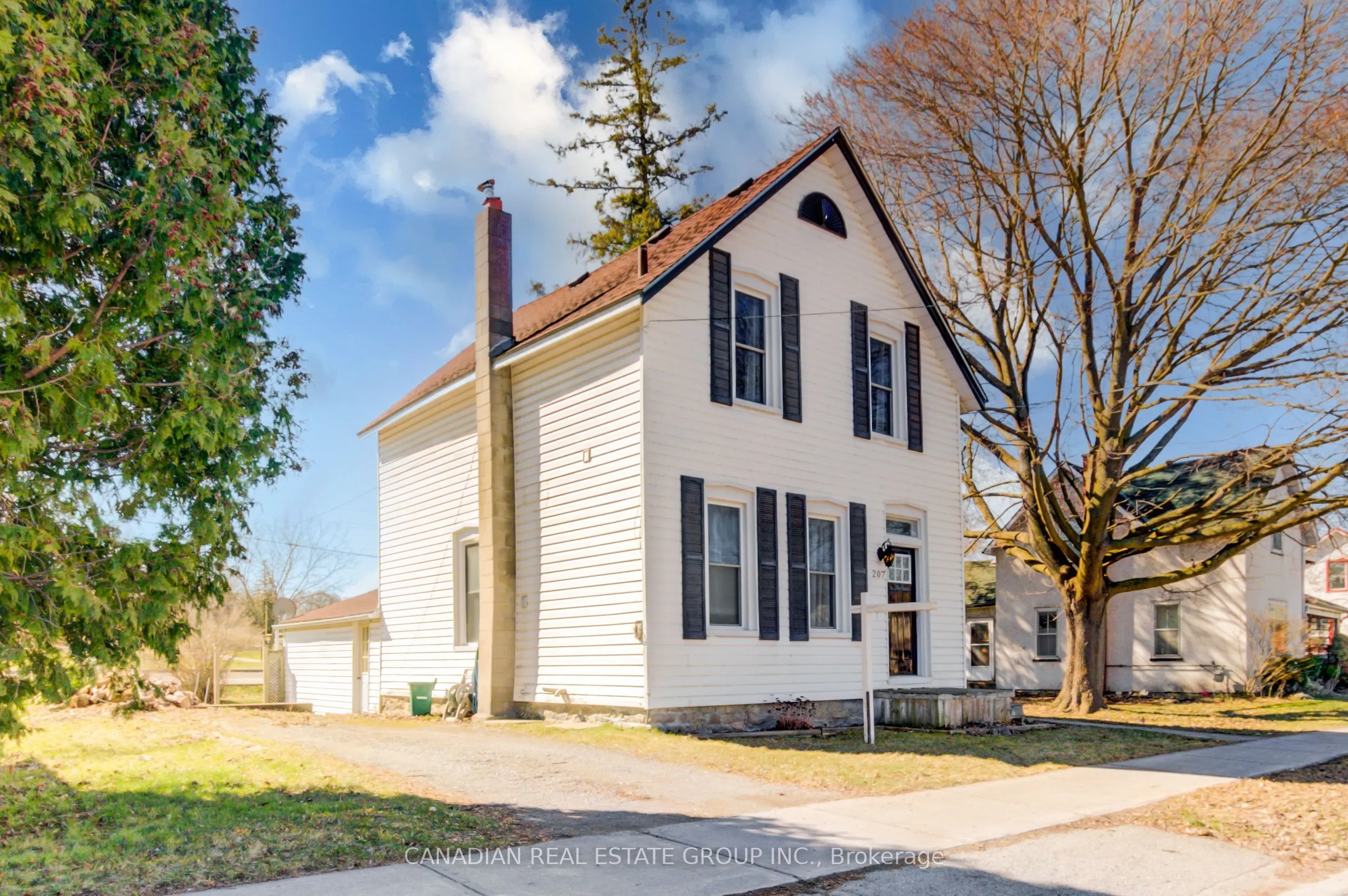207 Front Street N
