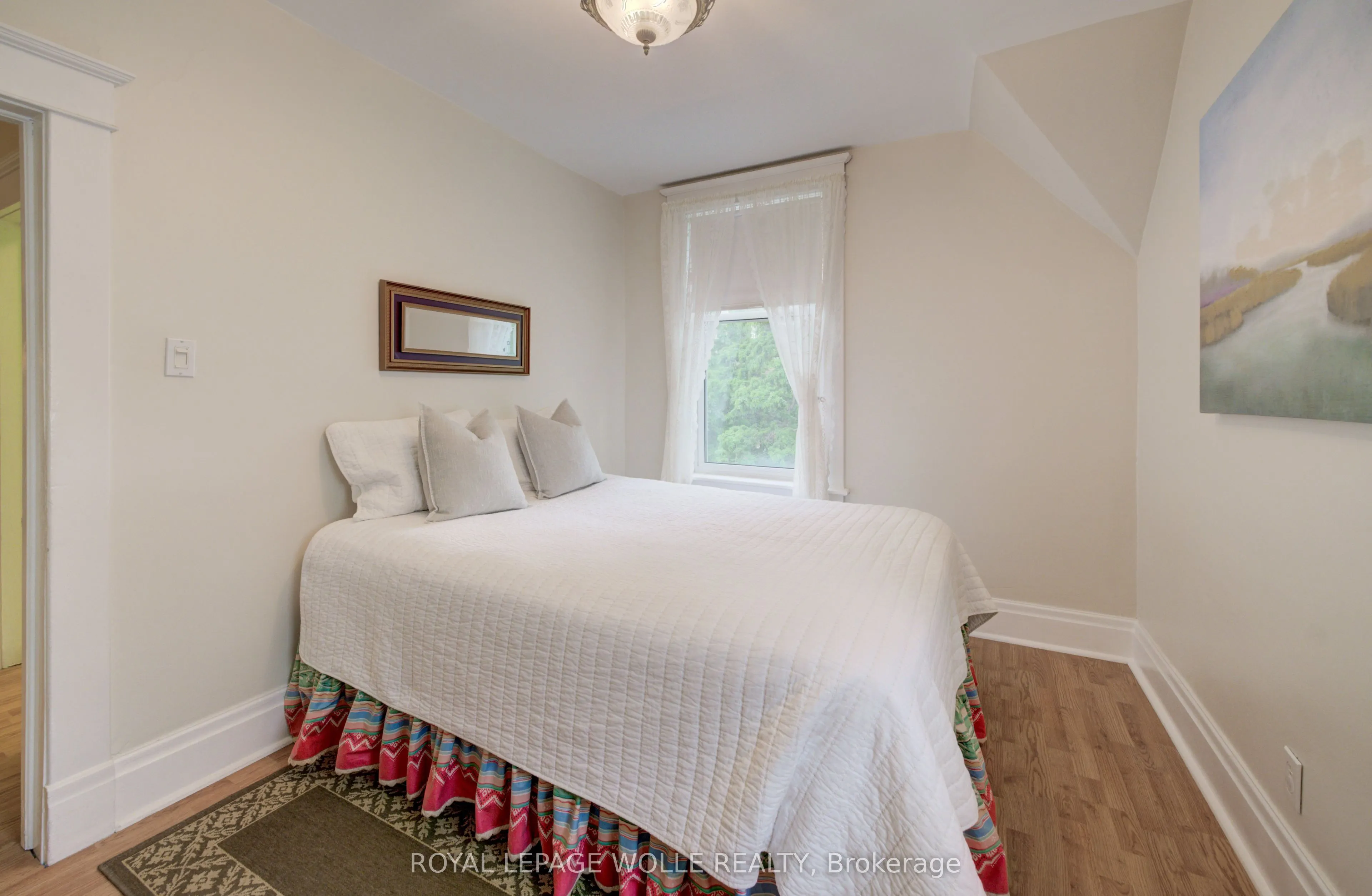 46 Ellen Street W