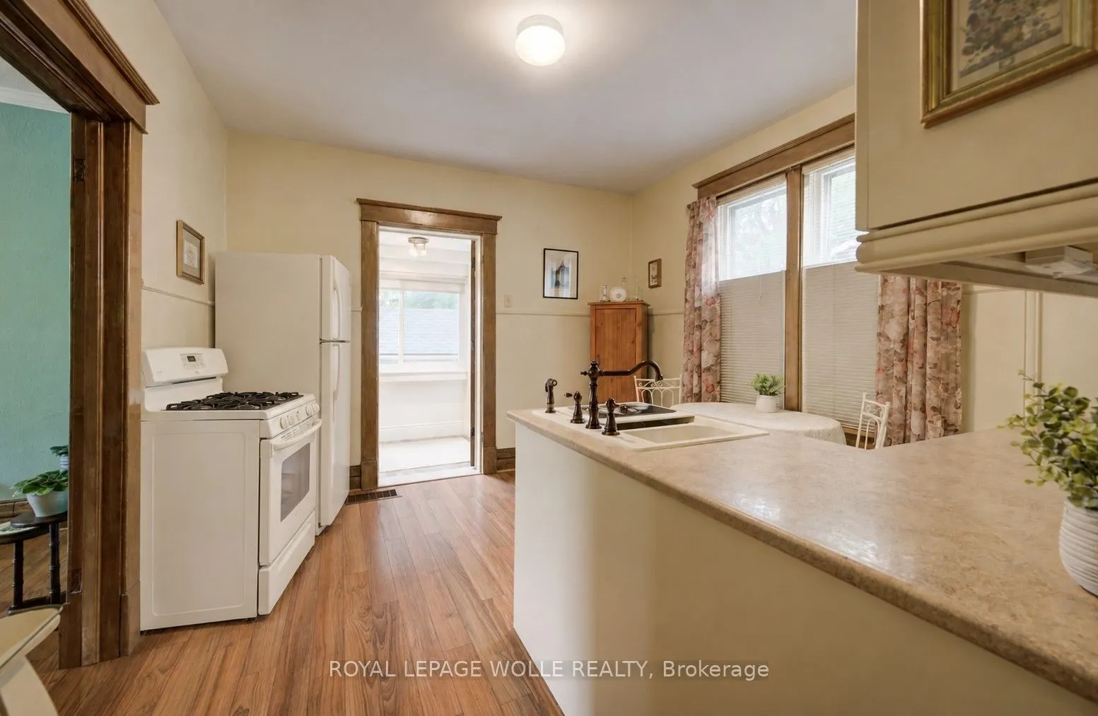 46 Ellen Street W
