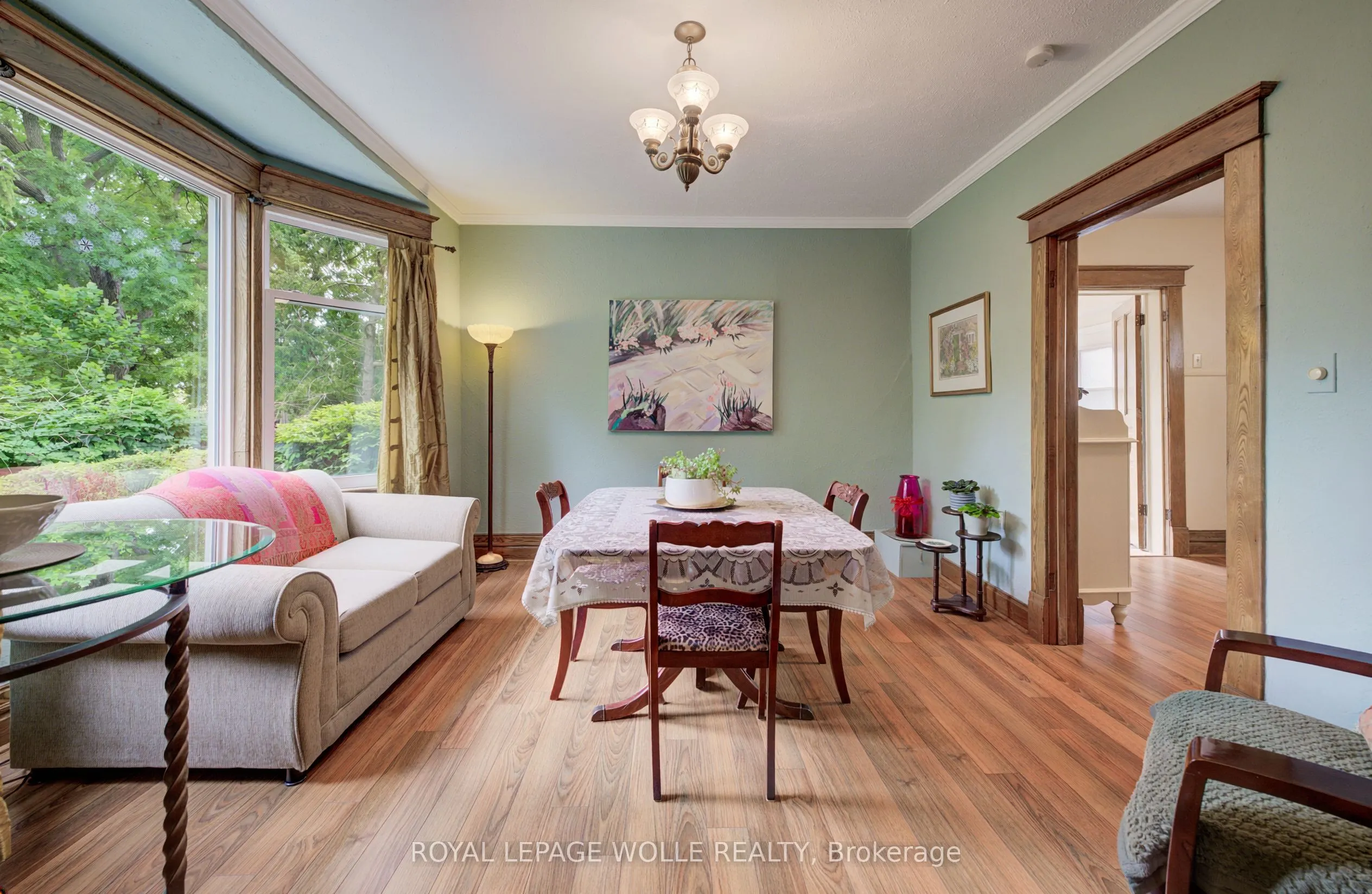 46 Ellen Street W