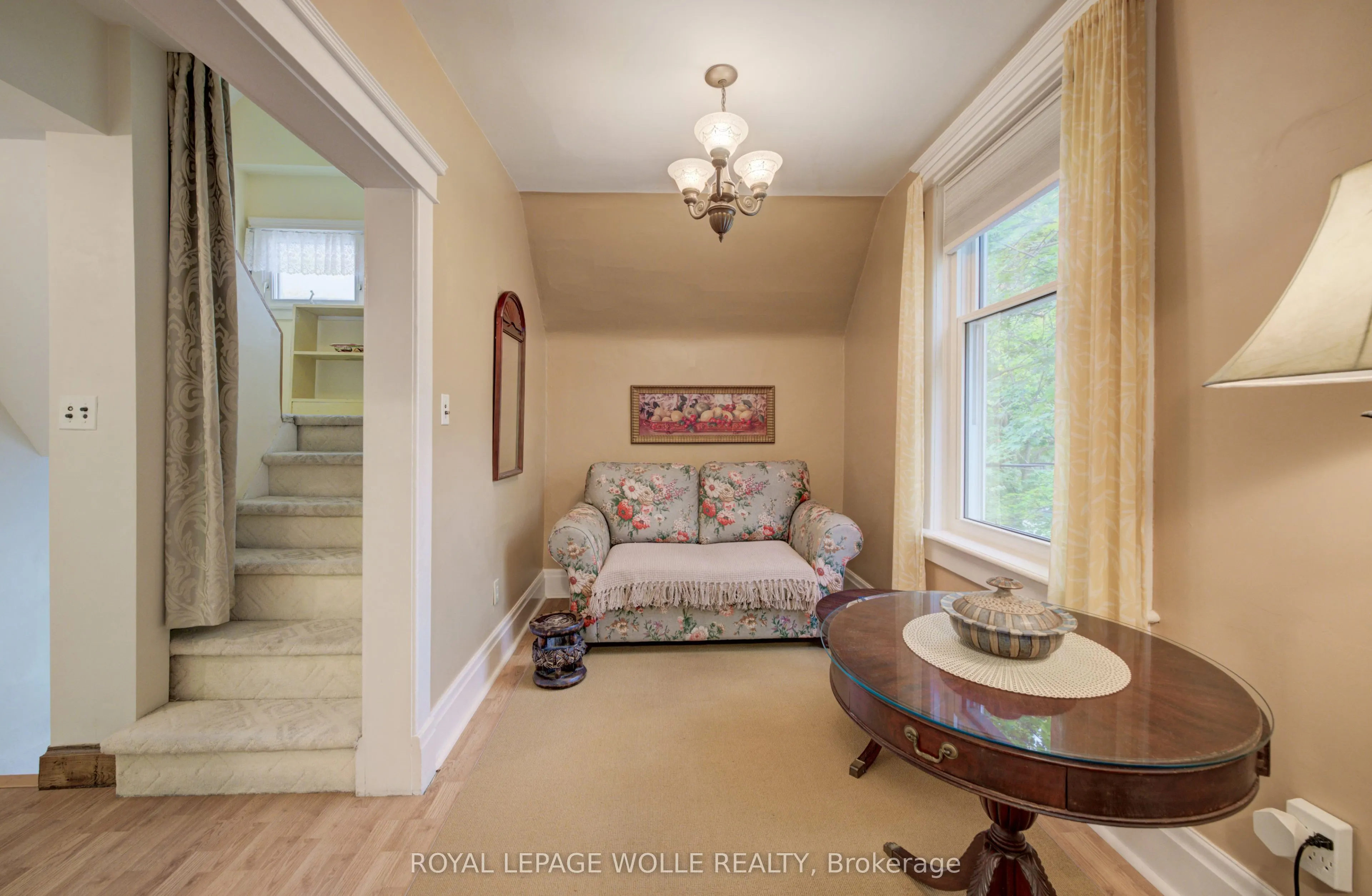 46 Ellen Street W