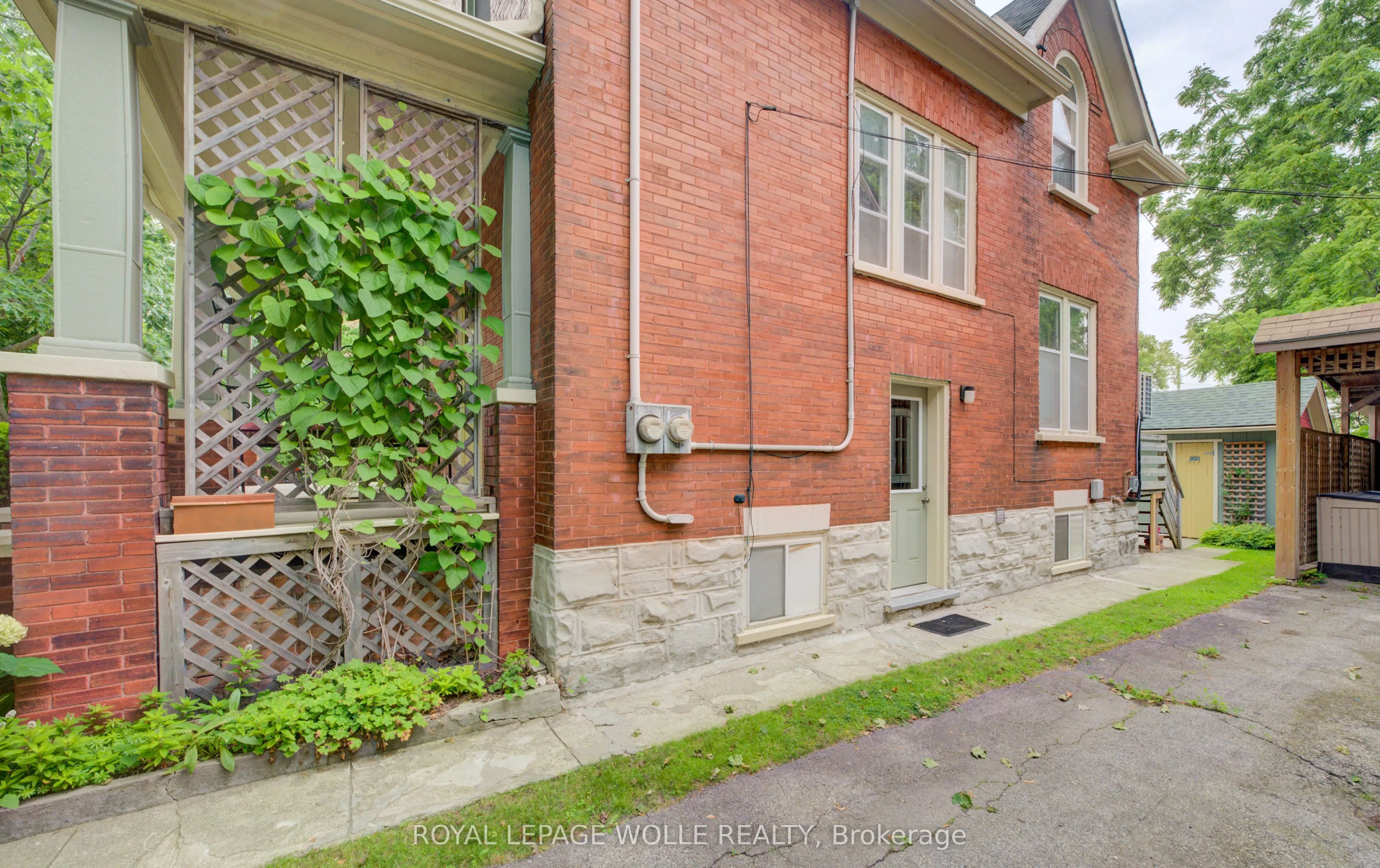 46 Ellen Street W