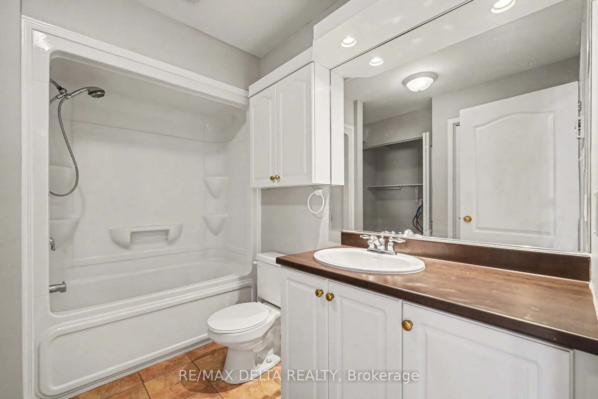 88 Lafleche Boulevard #204