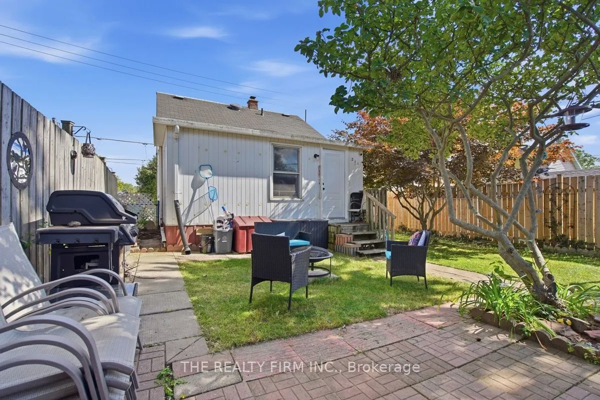 211 Highbury Avenue N