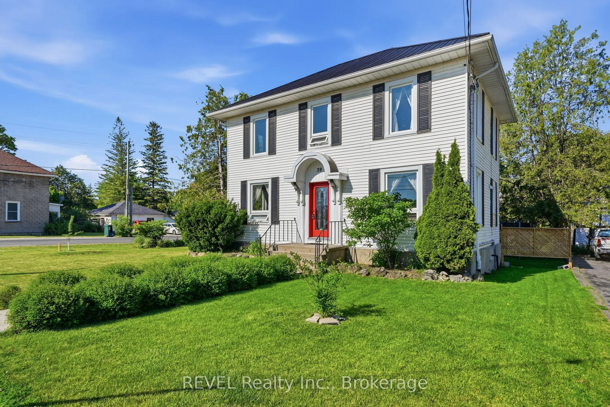 39 Trent Street N