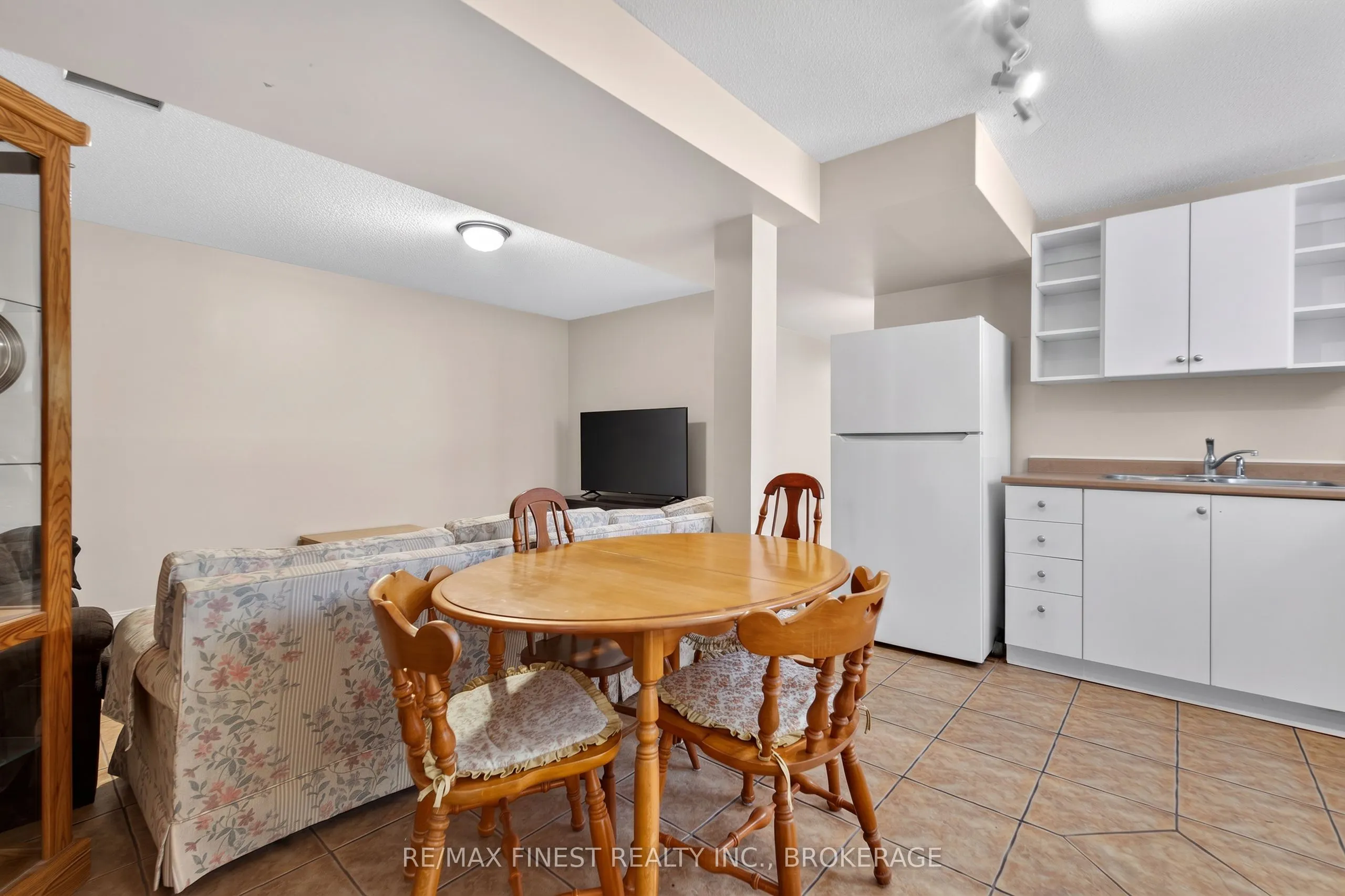 984 Waterbury Crescent