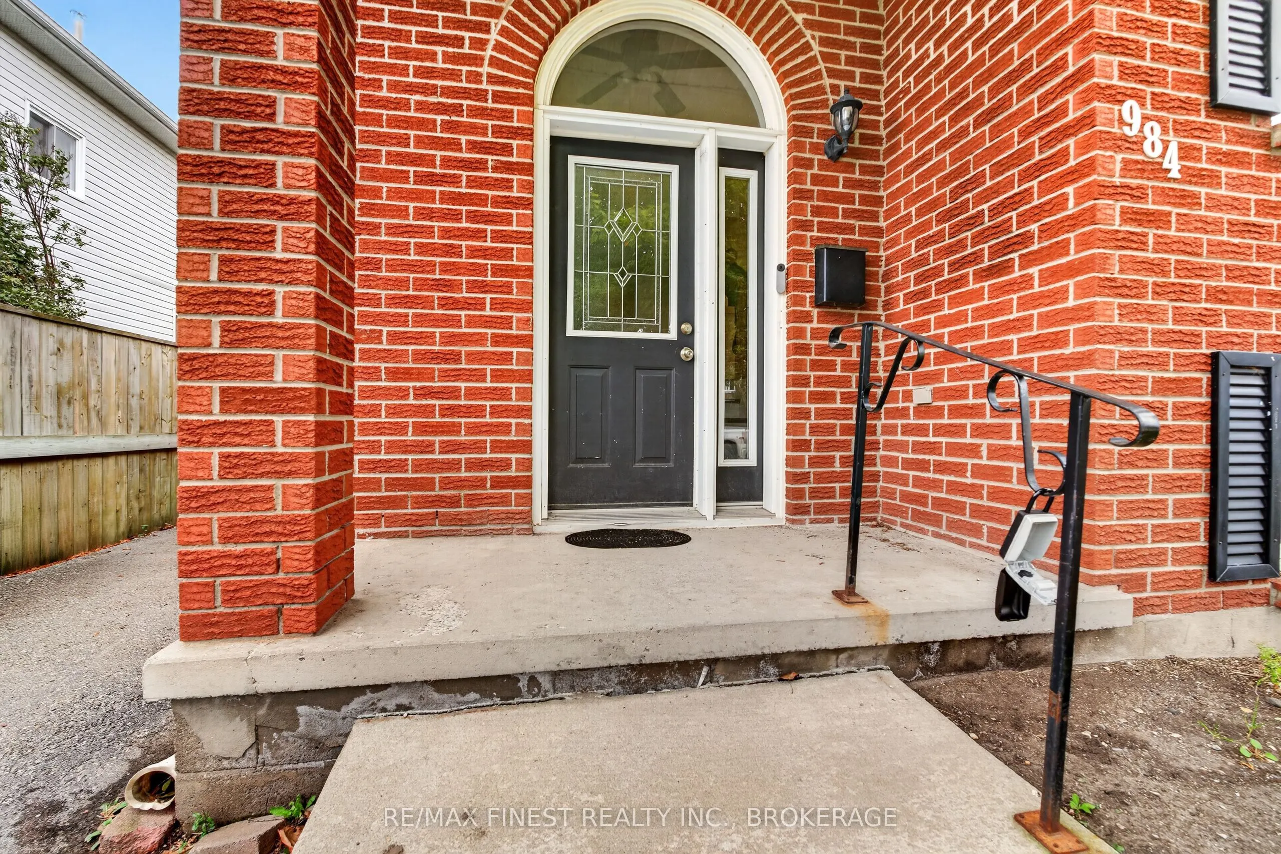 984 Waterbury Crescent