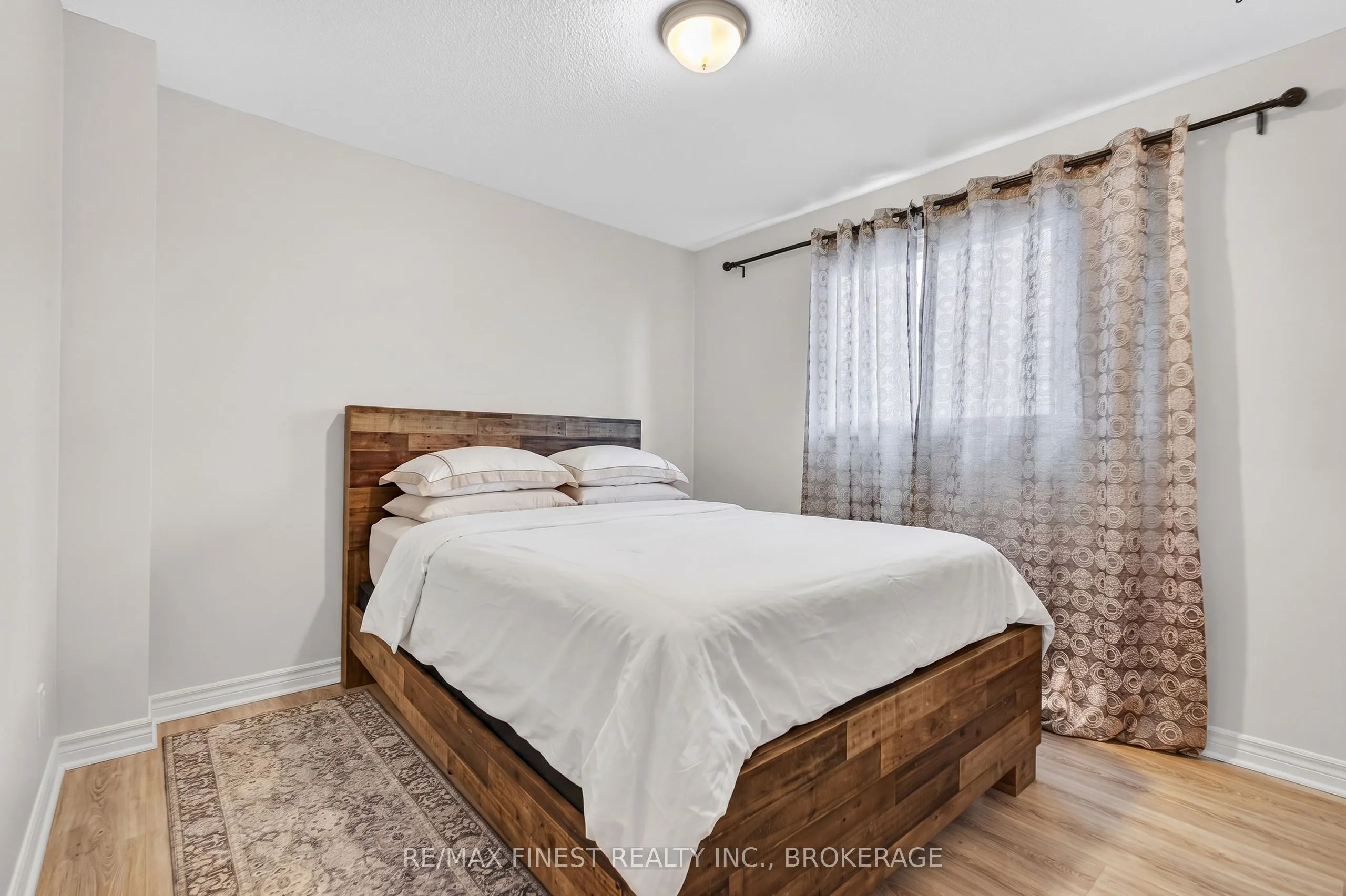 984 Waterbury Crescent
