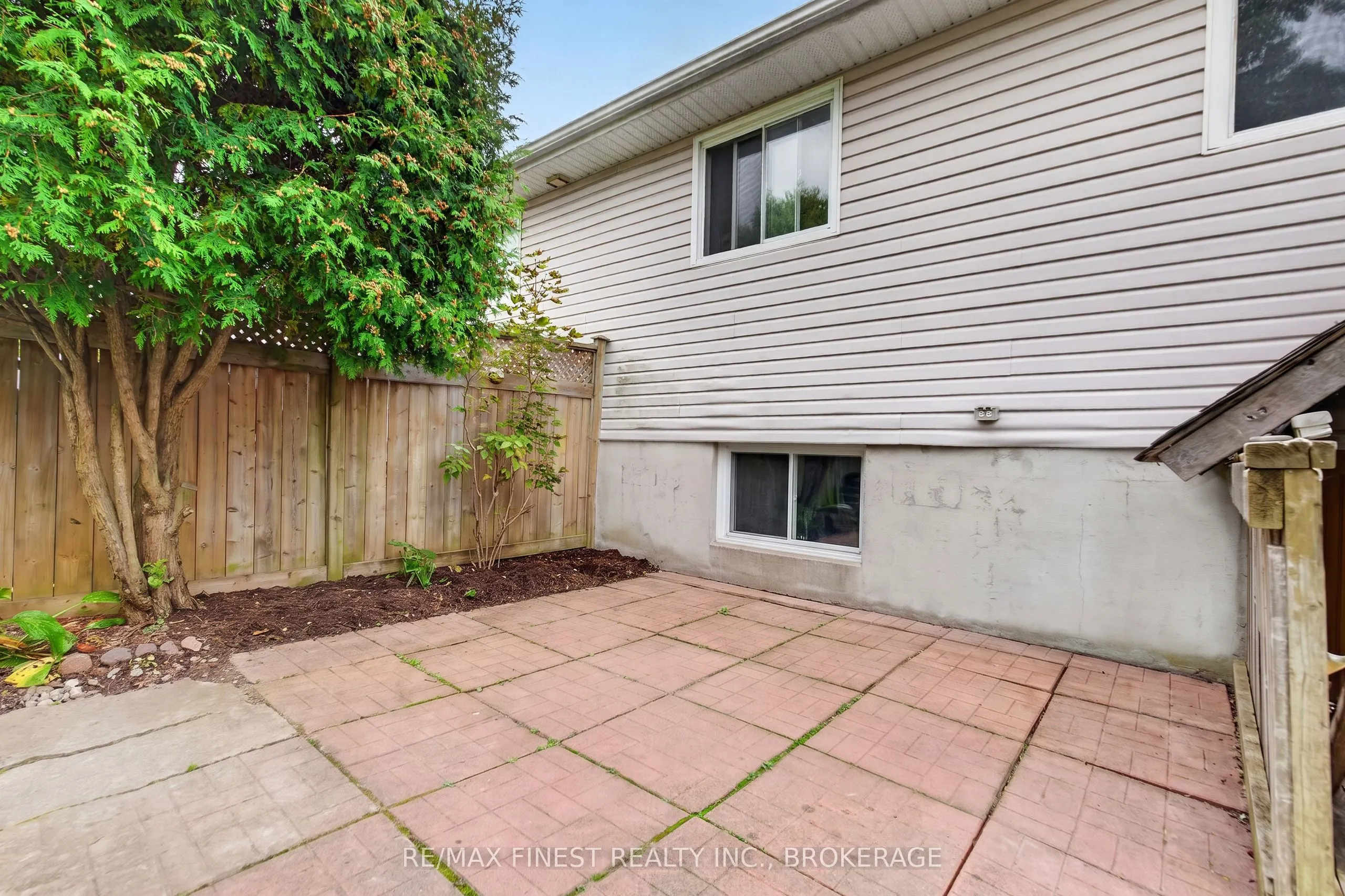 984 Waterbury Crescent