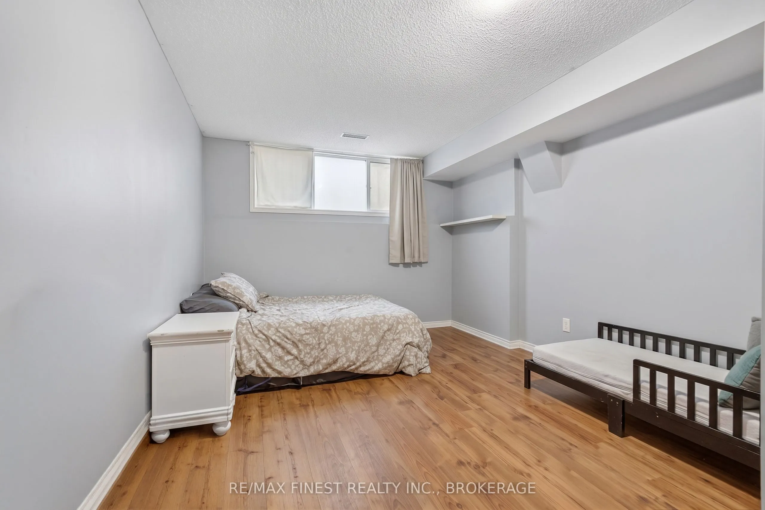 984 Waterbury Crescent