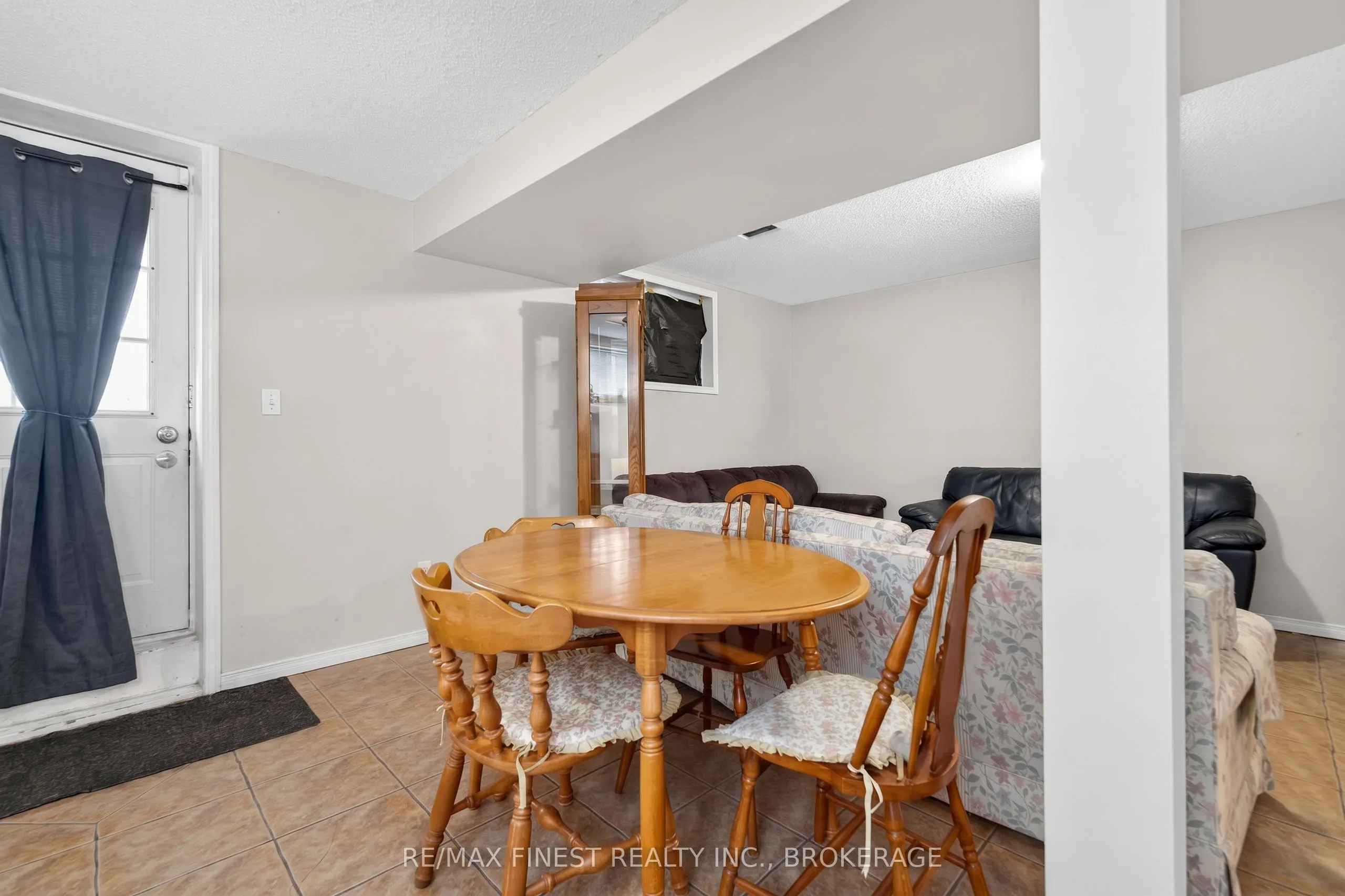 984 Waterbury Crescent
