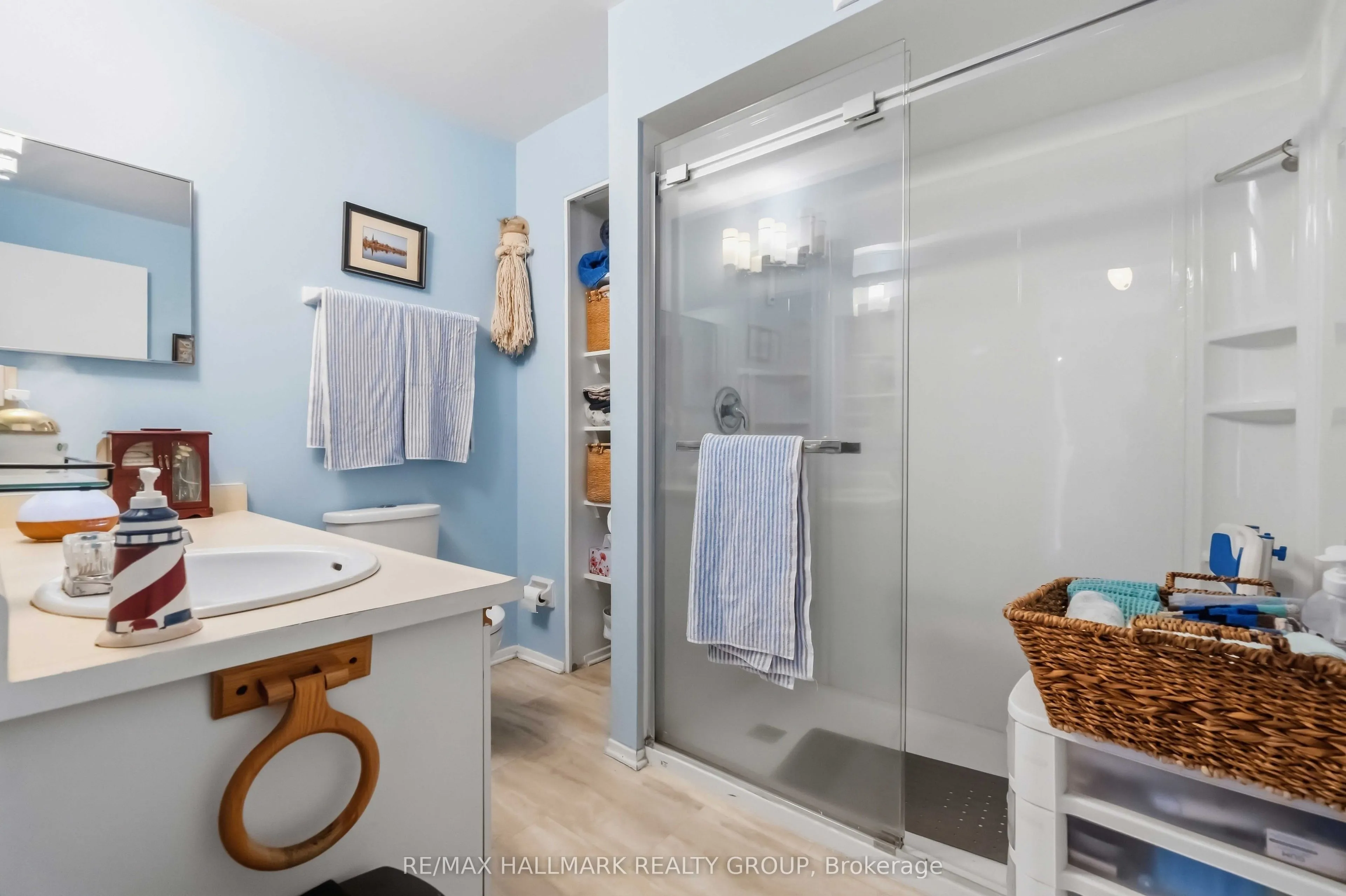 218 Viewmount Drive #400