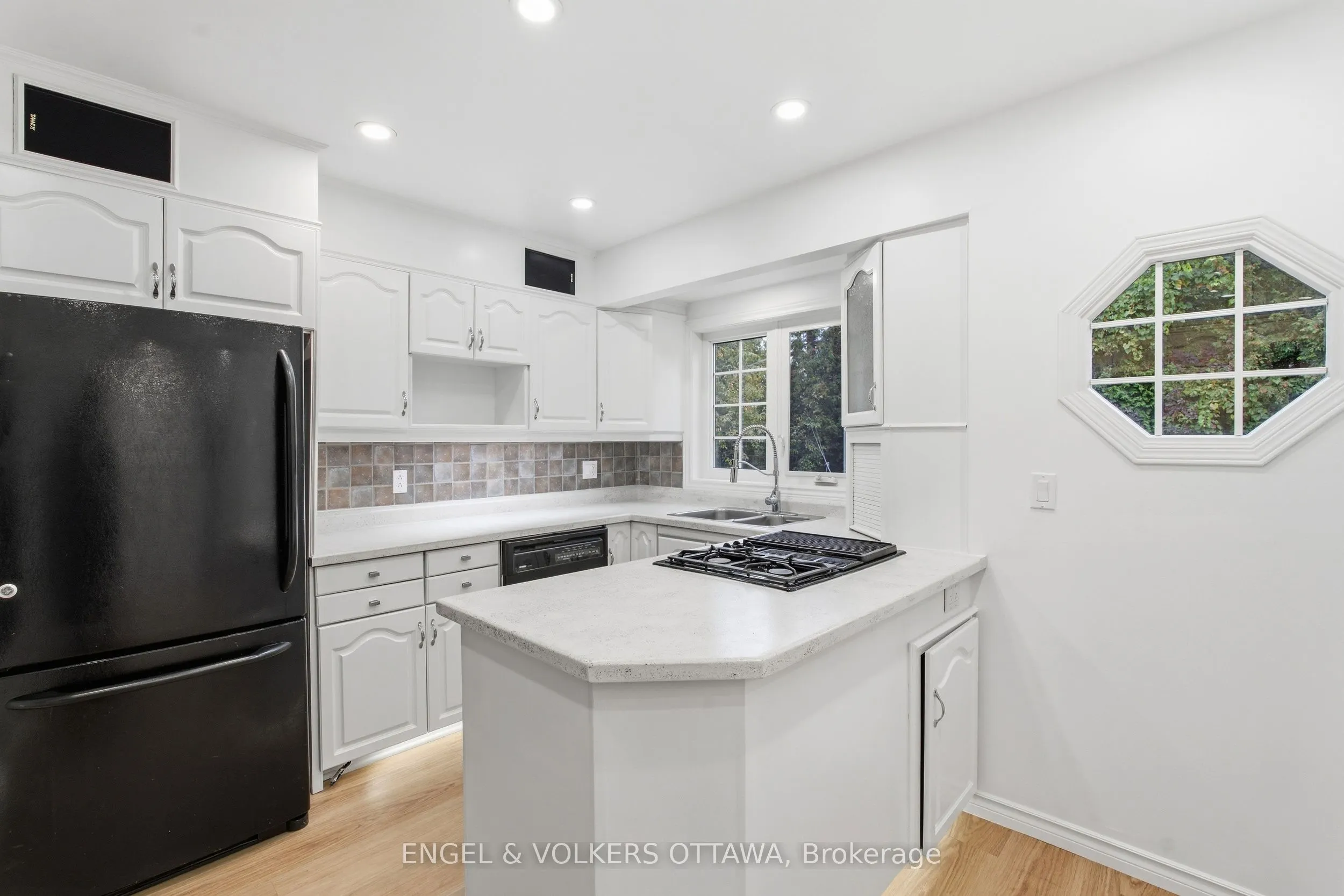 5293 Mclean Crescent