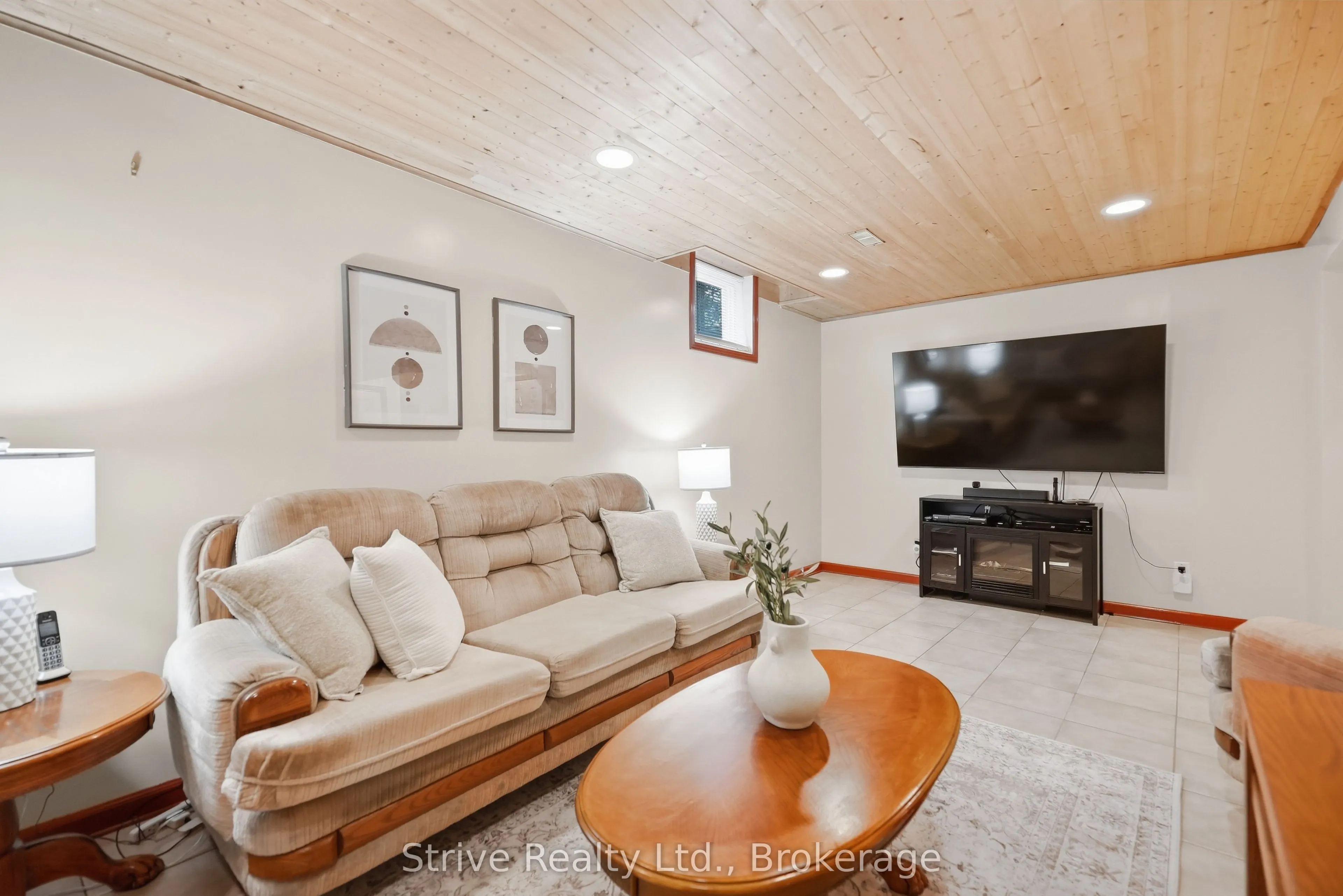 132 East House Crescent