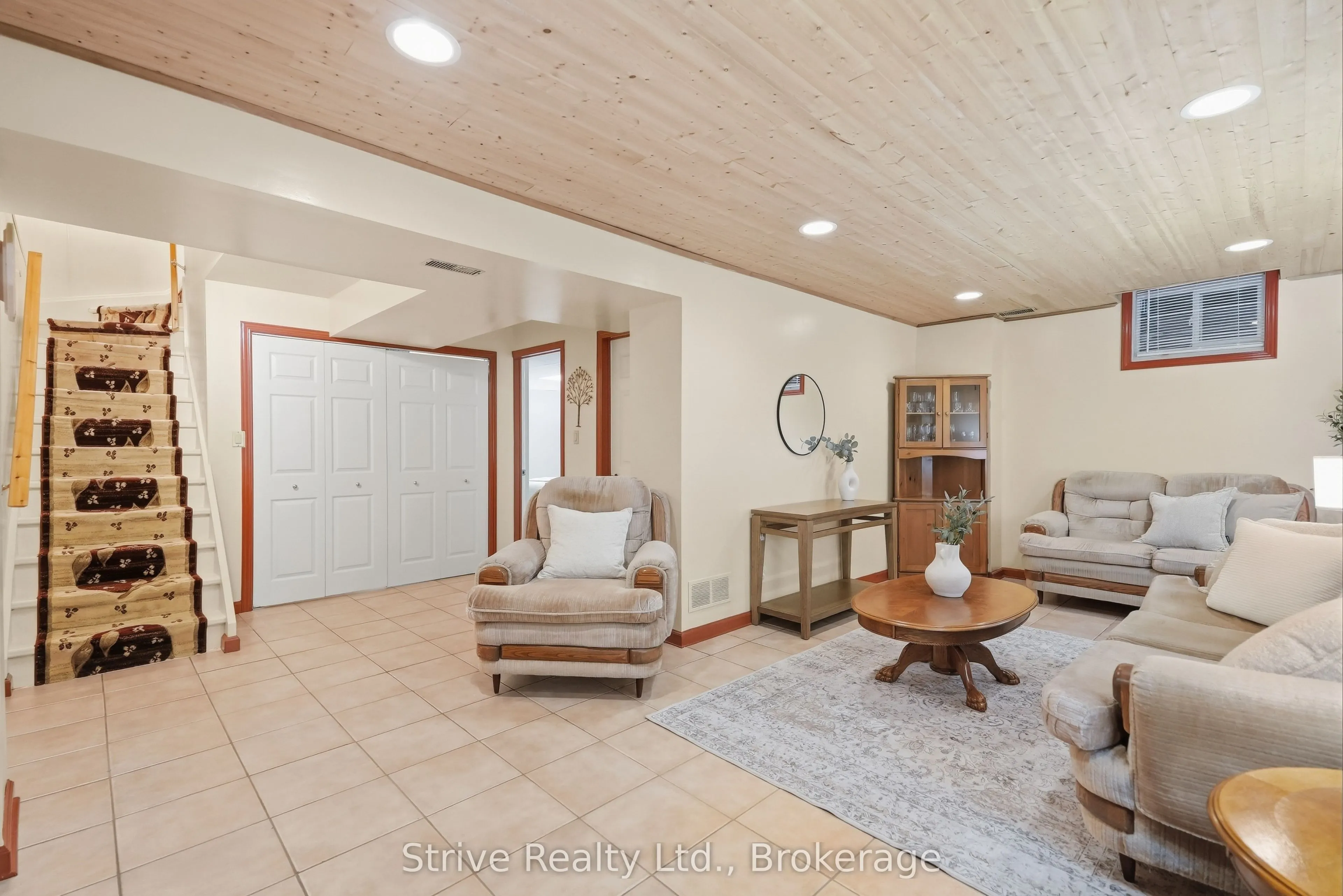 132 East House Crescent