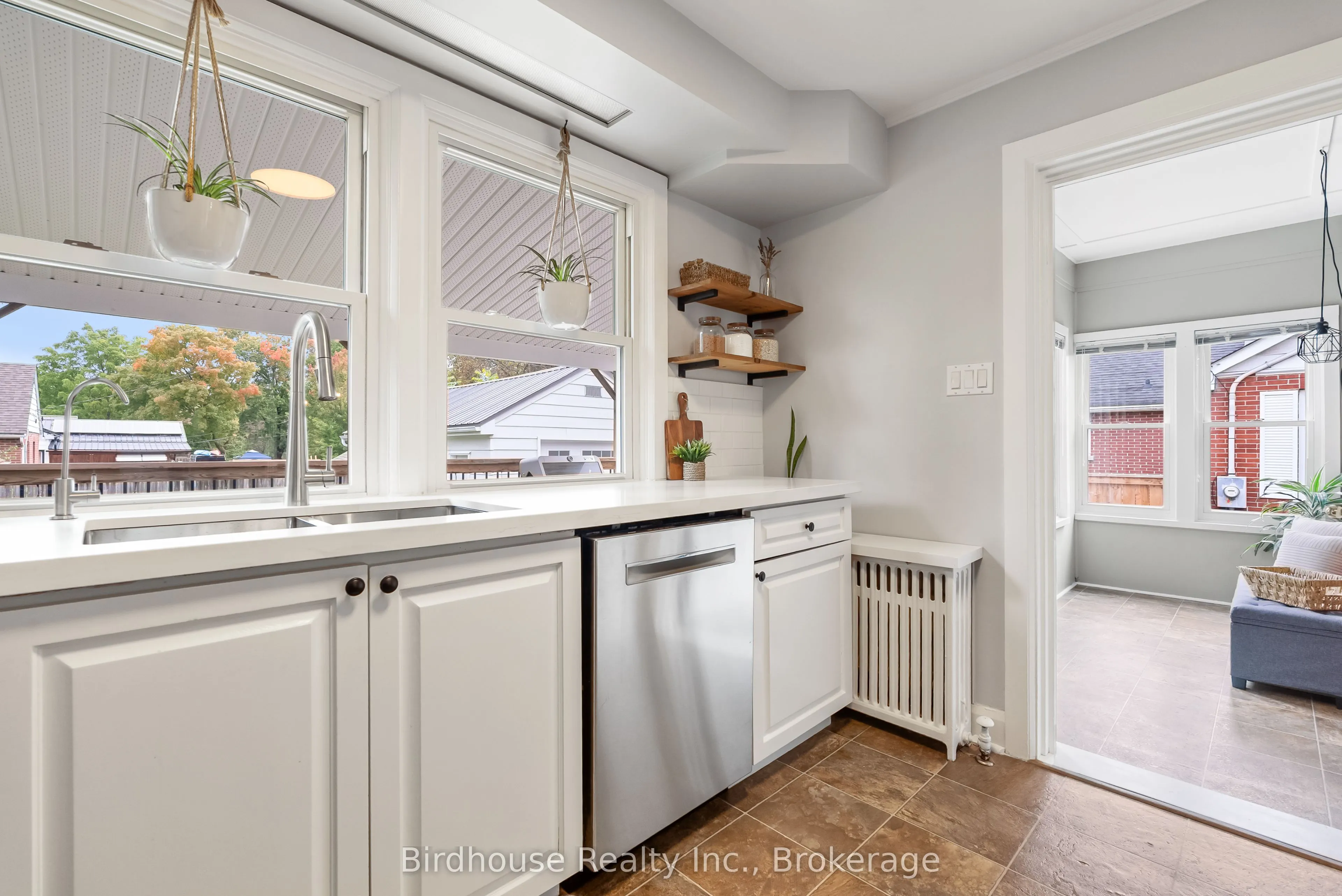 14 Angeline Street S