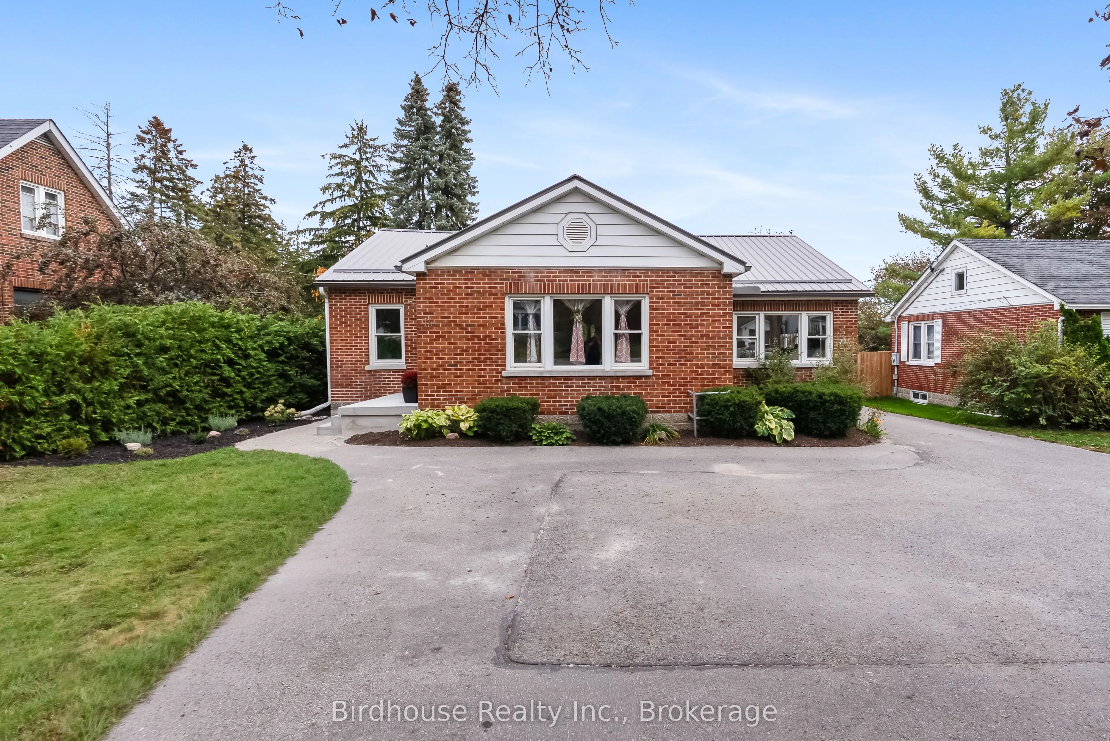 14 Angeline Street S