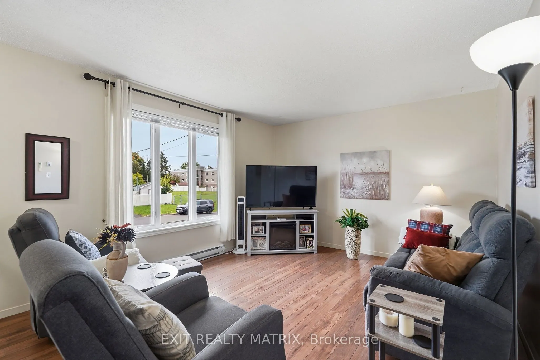 353 Nelson Street E