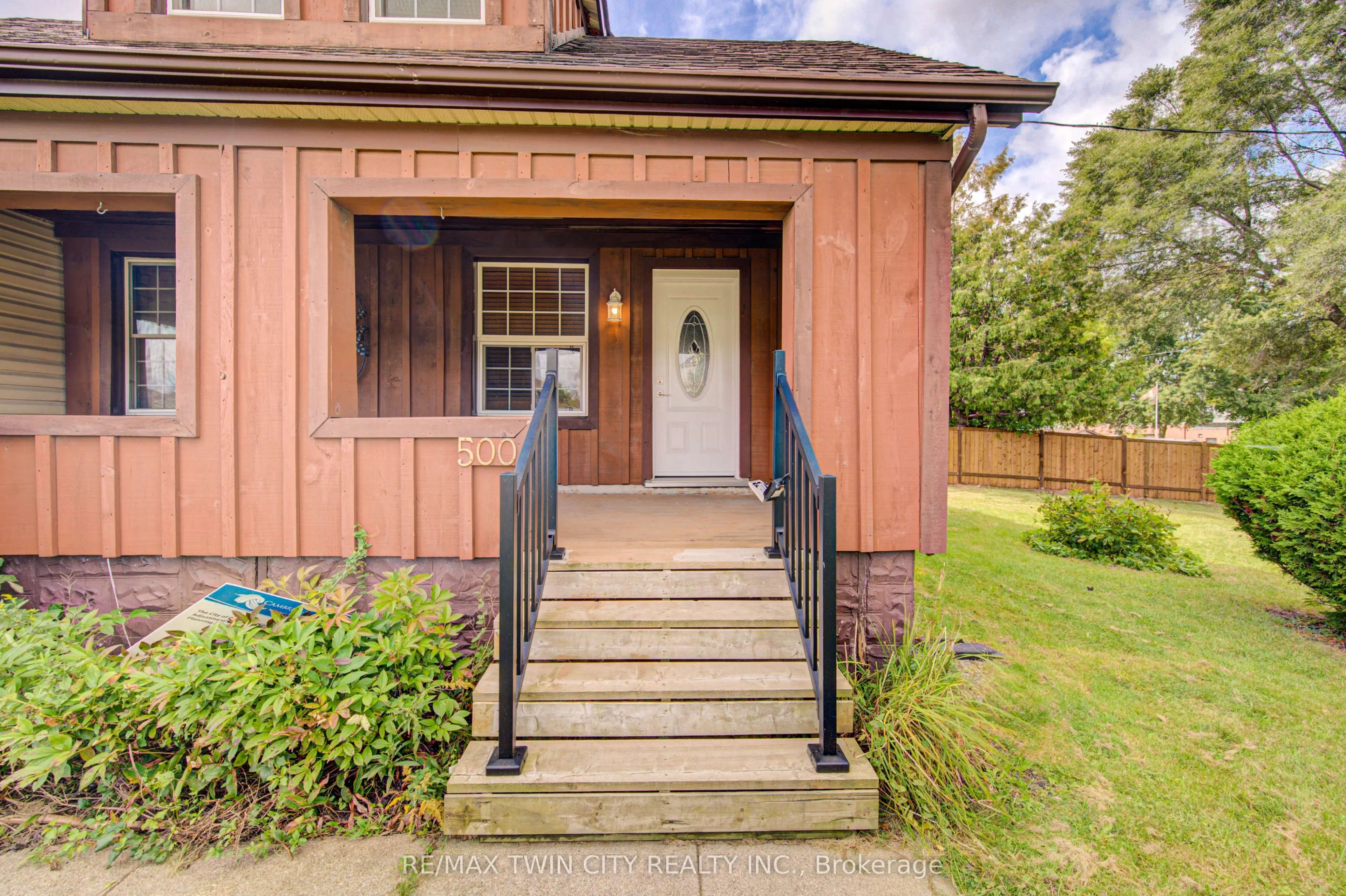 500 Dundas Street S