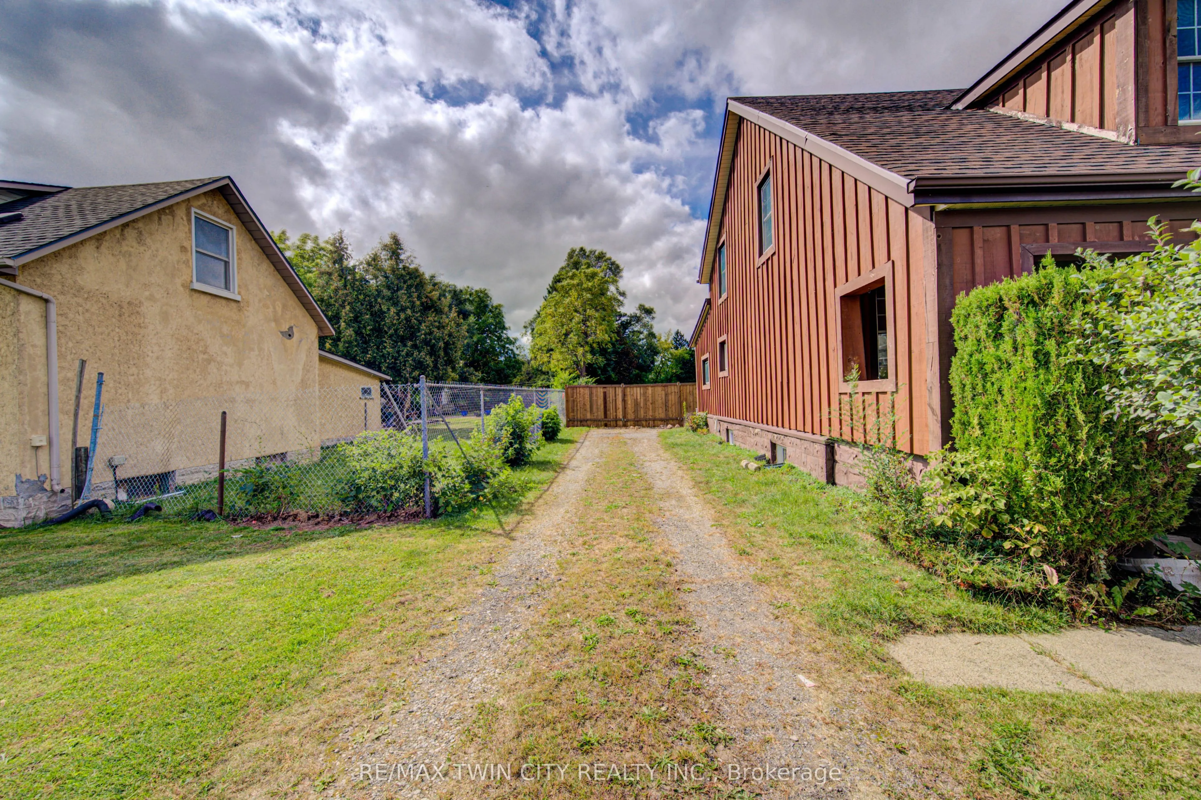 500 Dundas Street S
