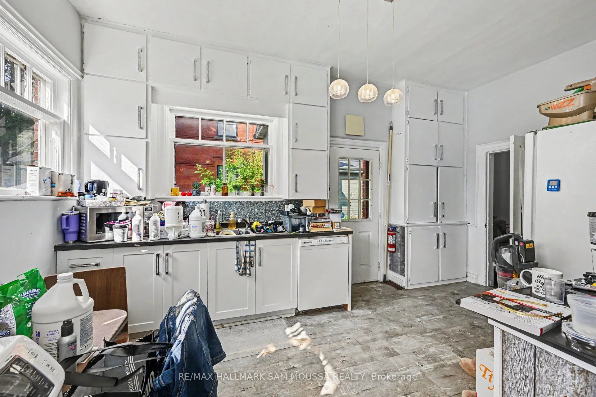 6 Lake Avenue W