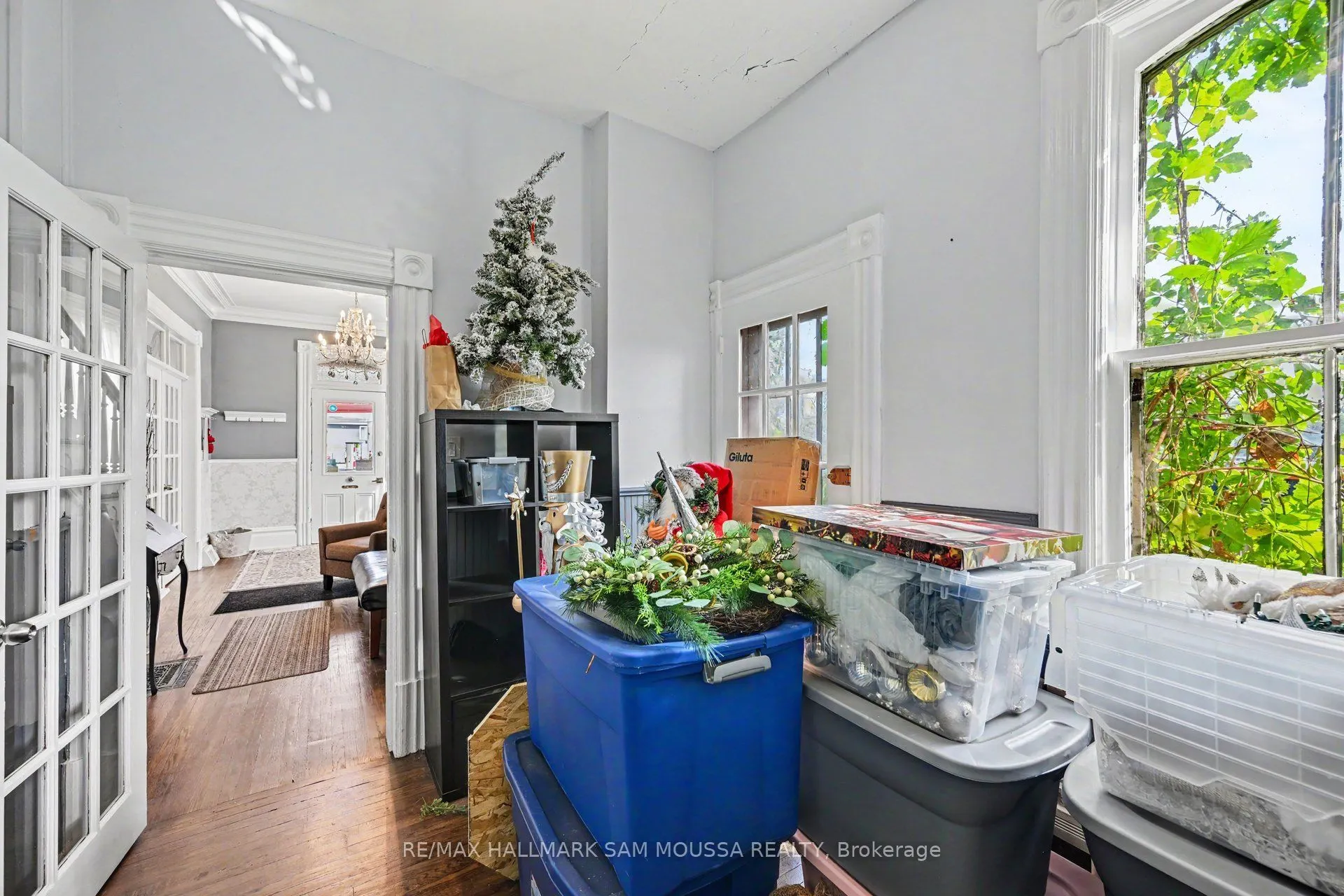 6 Lake Avenue W