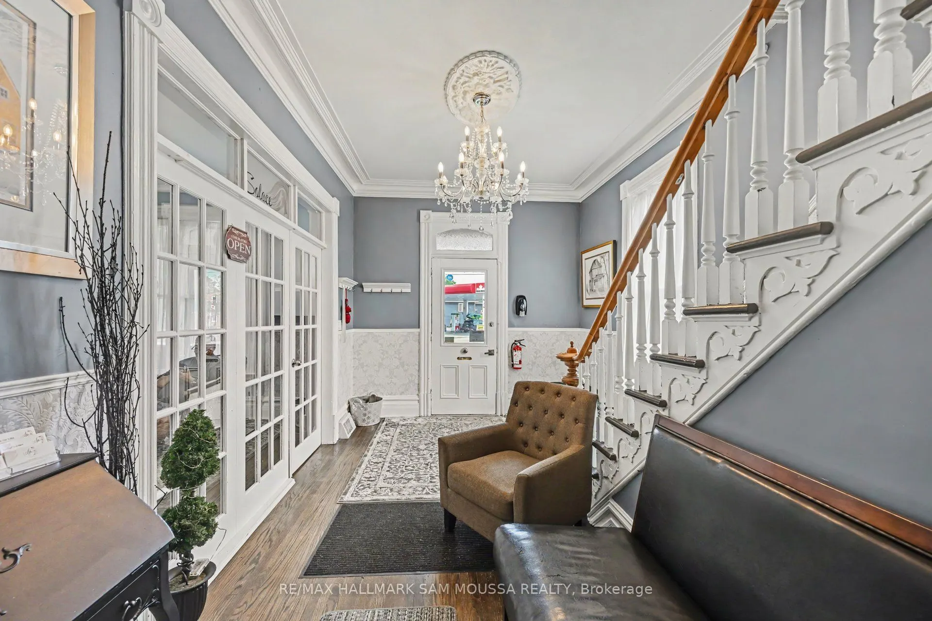 6 Lake Avenue W