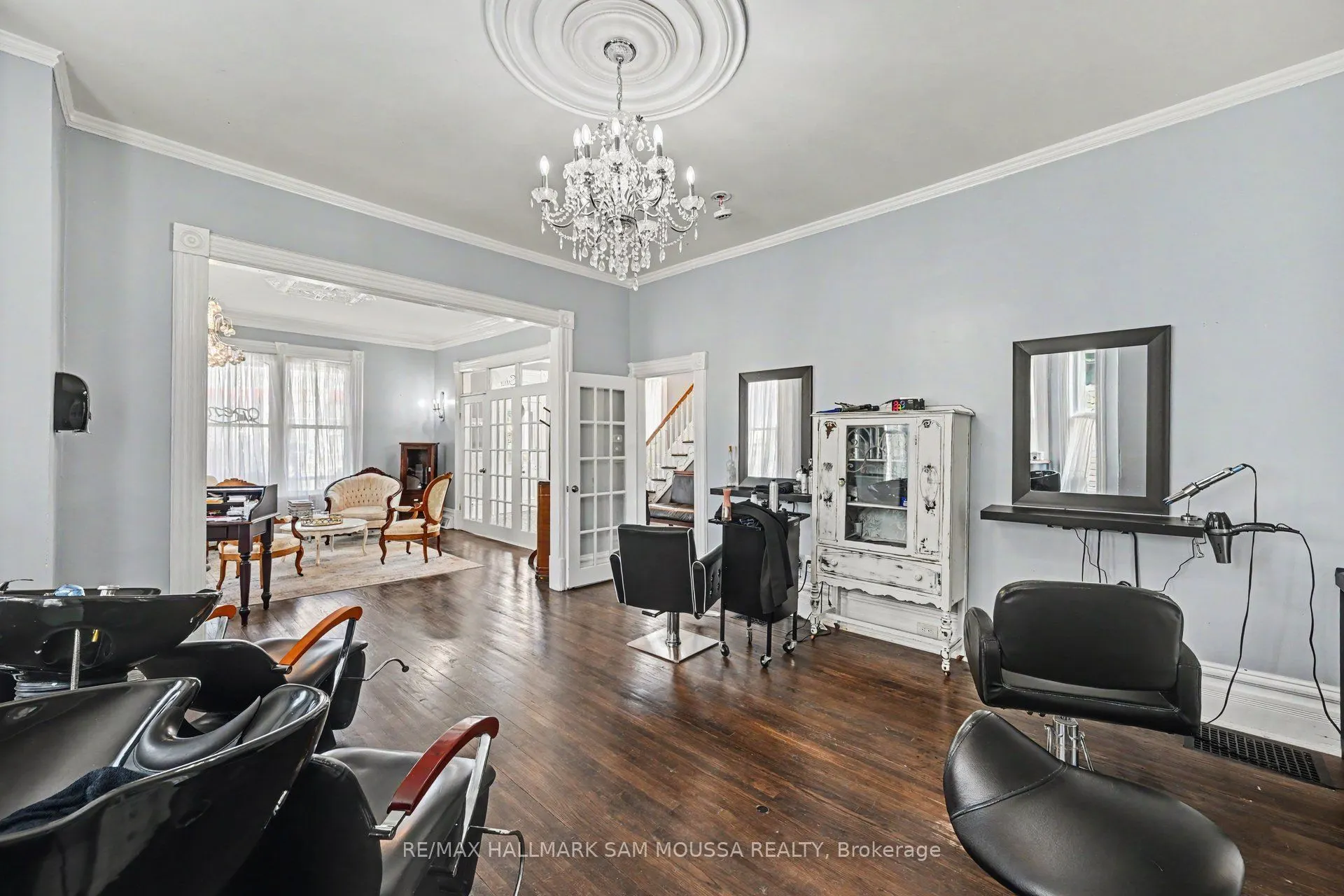 6 Lake Avenue W