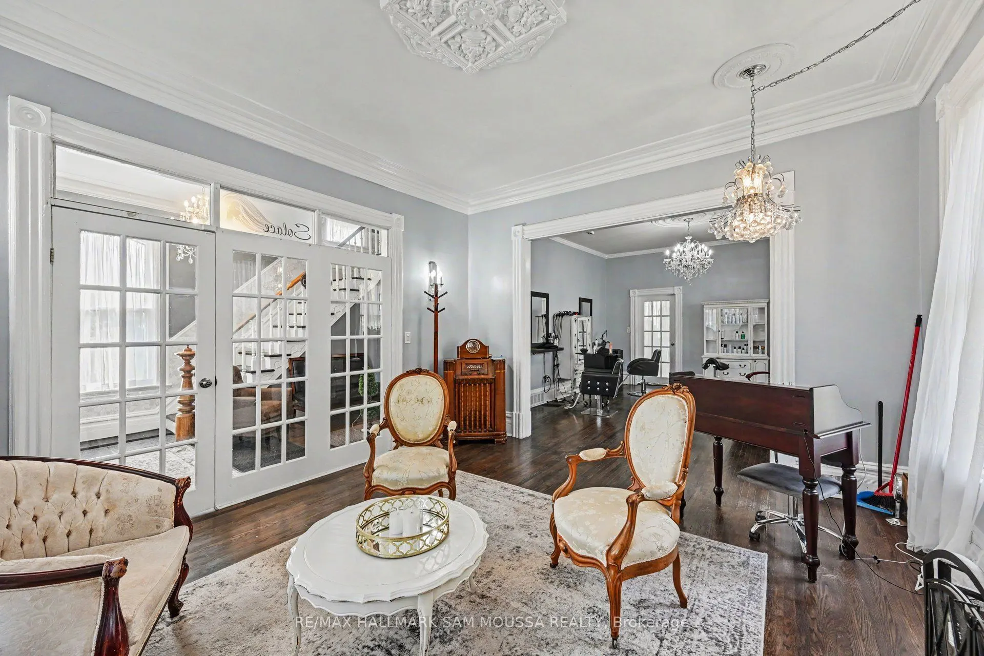 6 Lake Avenue W