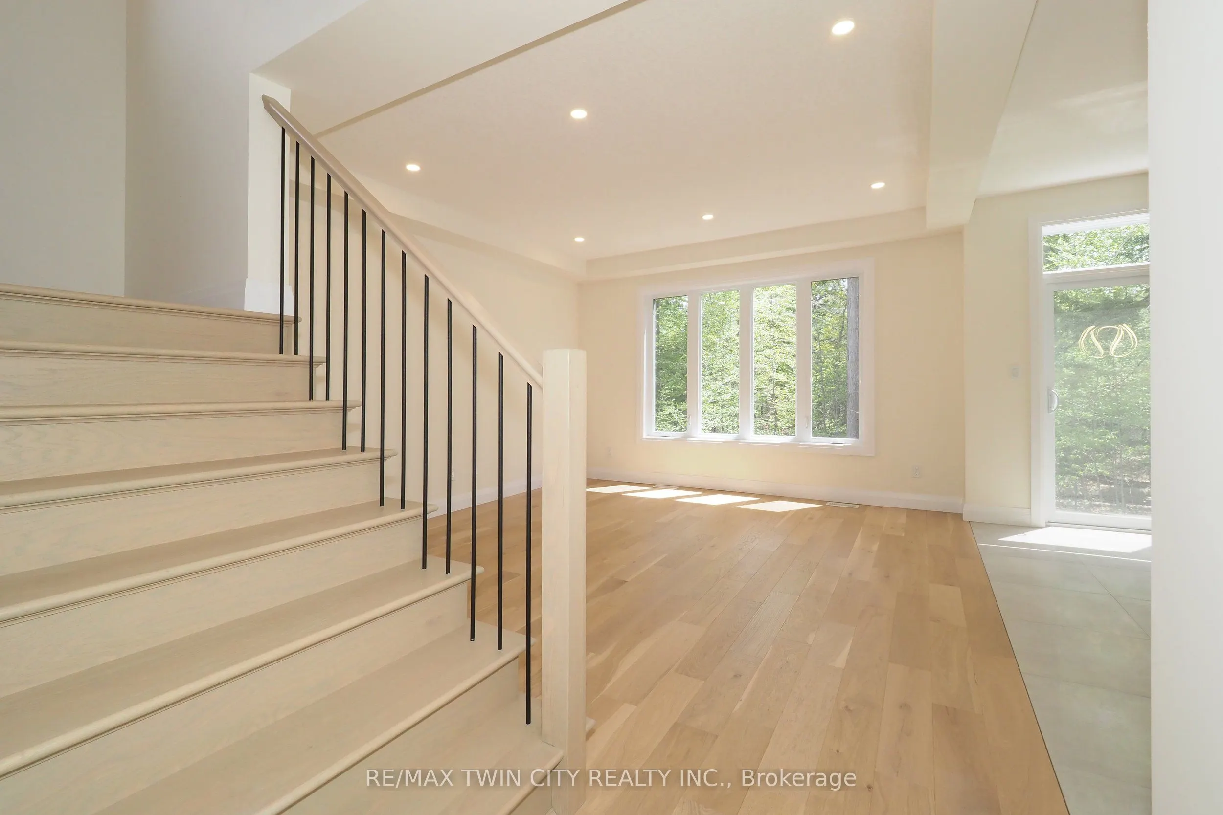 220 JEFFREY Place