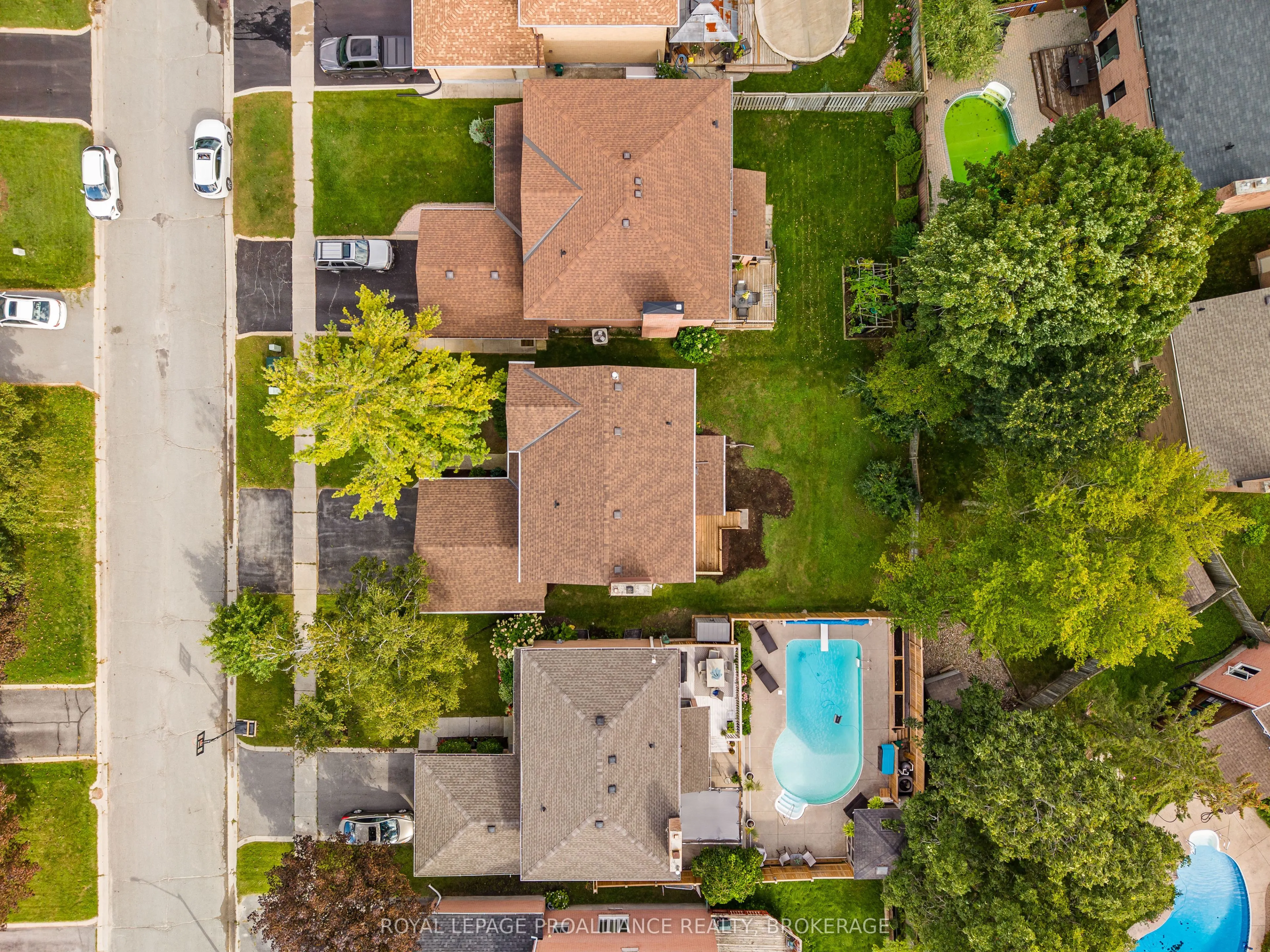 981 Edinborough Crescent