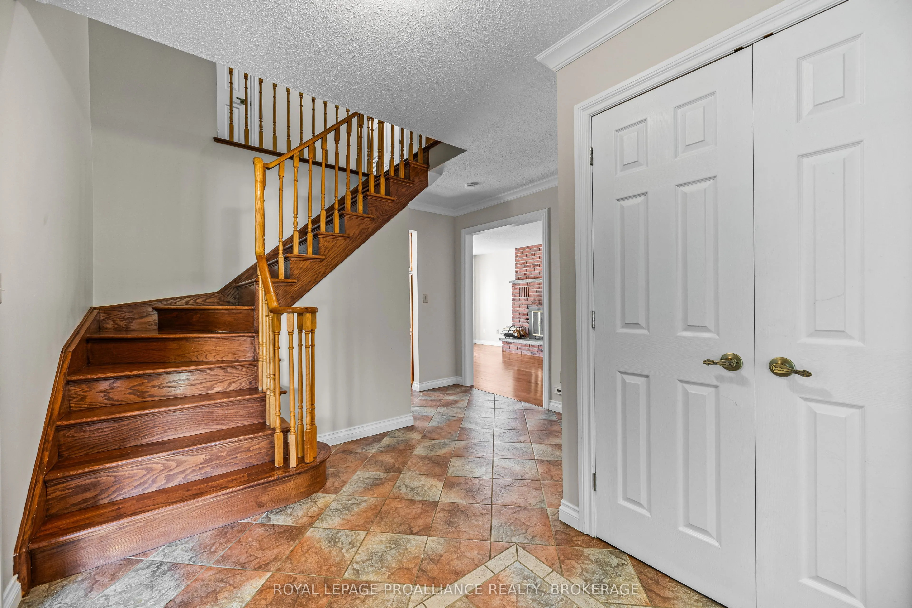 981 Edinborough Crescent