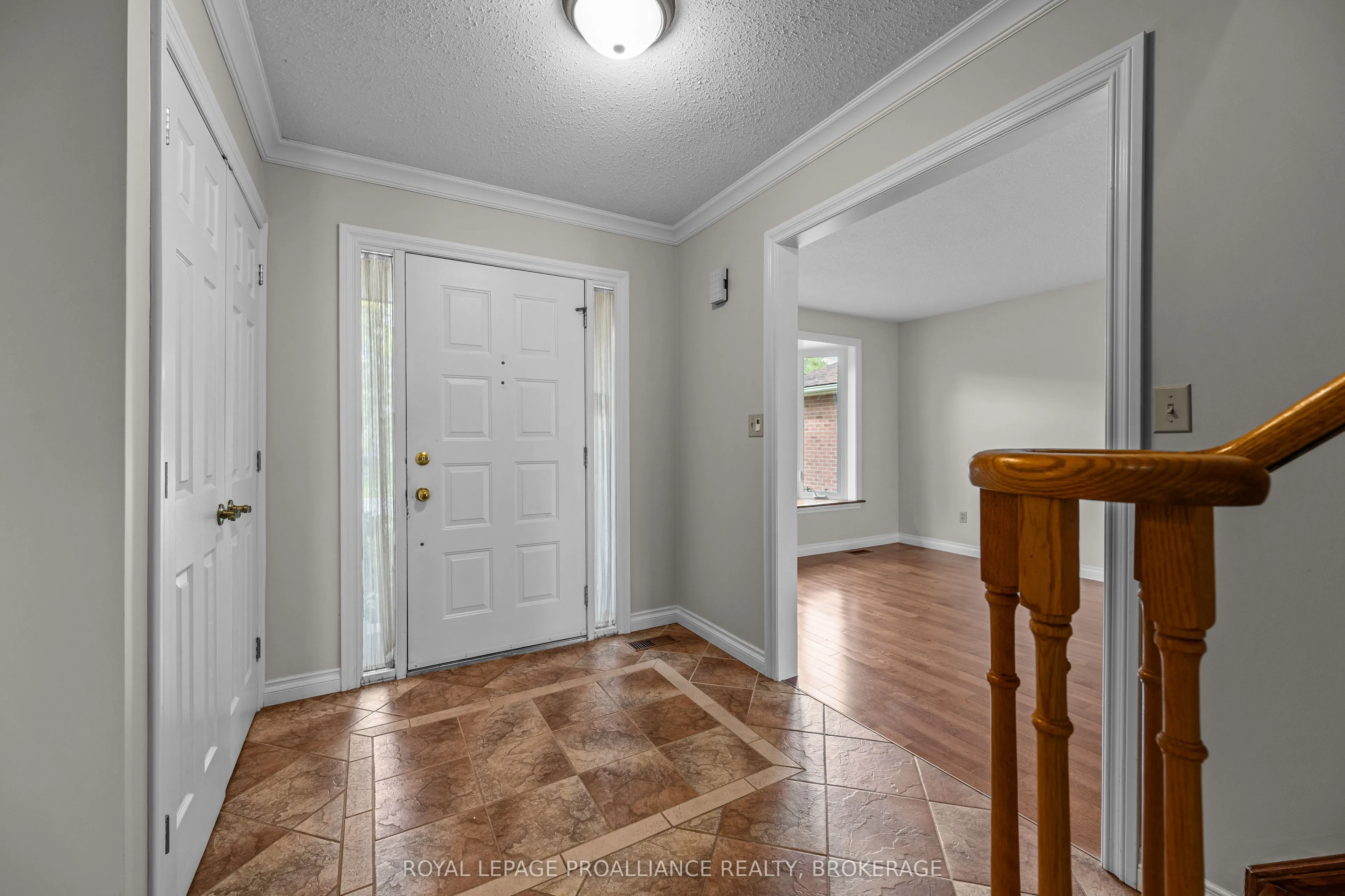 981 Edinborough Crescent