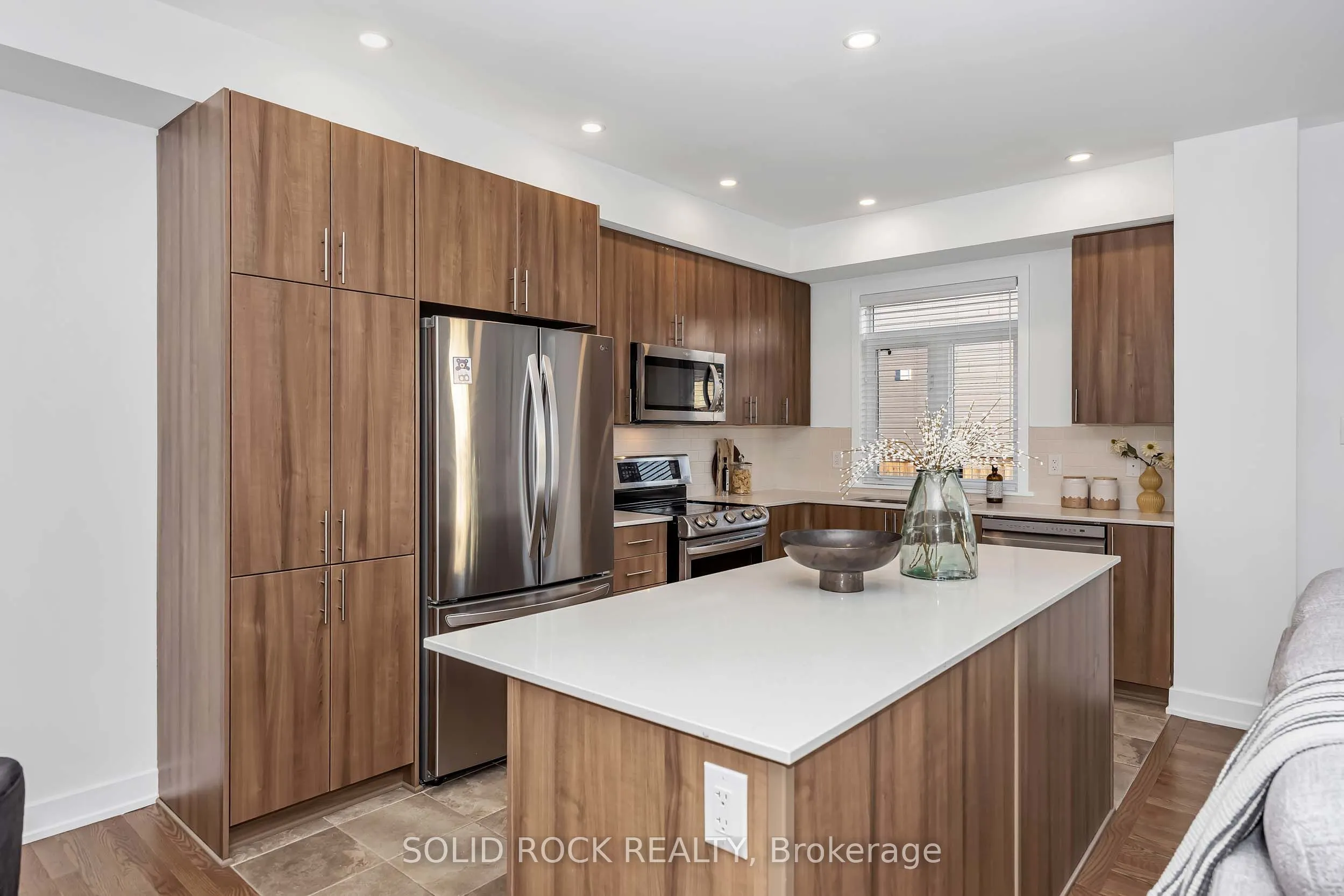 859 Solarium Avenue E