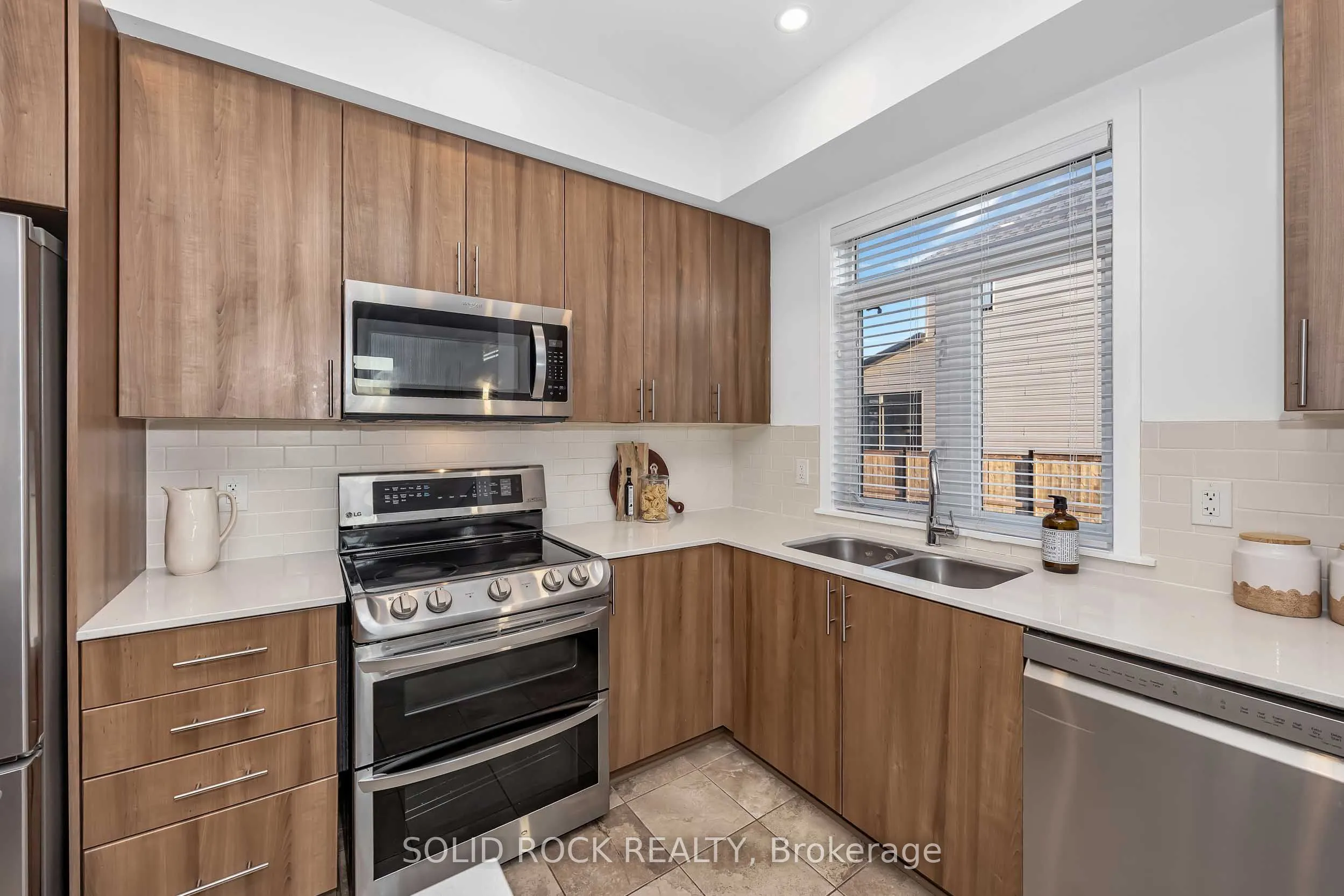 859 Solarium Avenue E