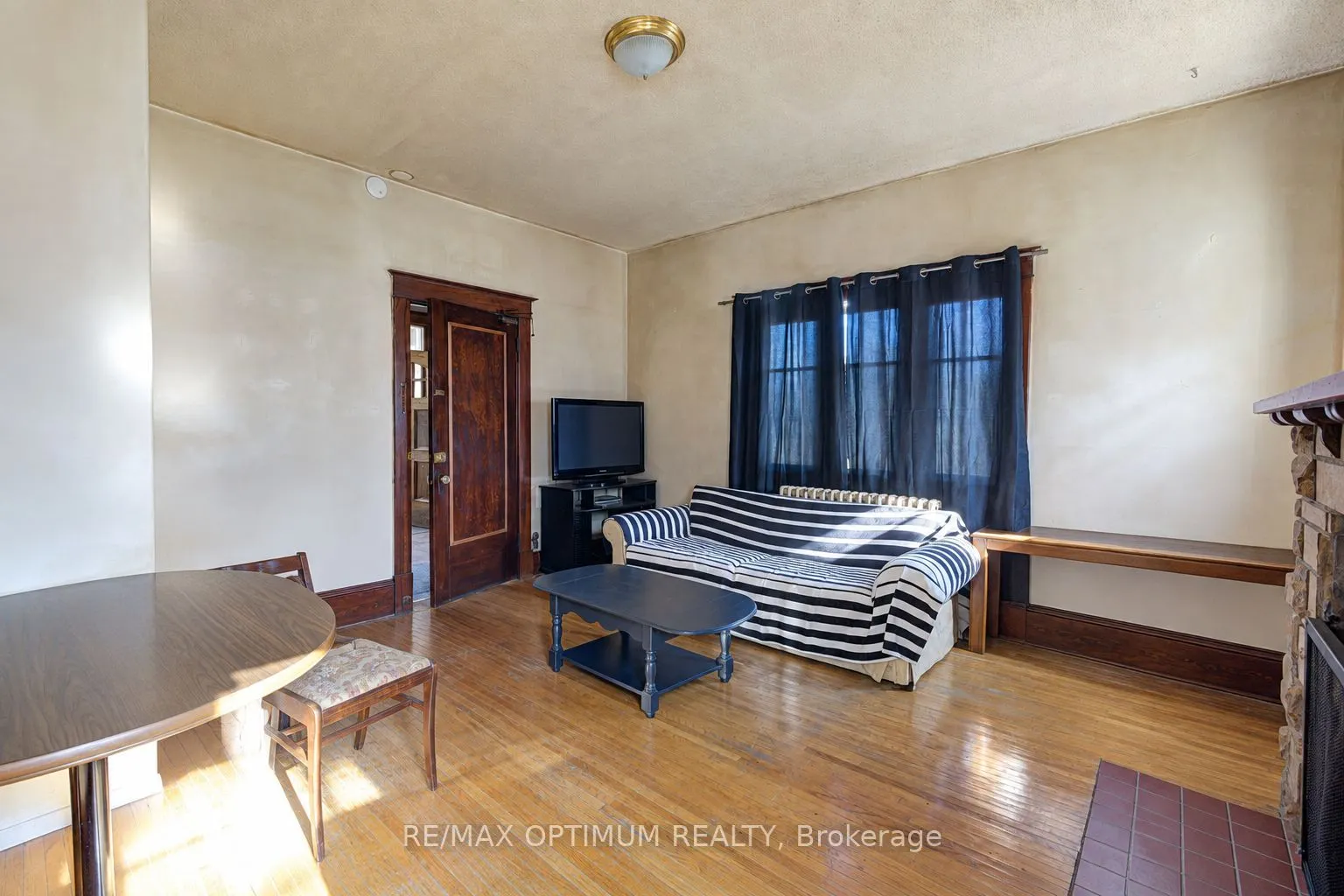 916 Queenston Road