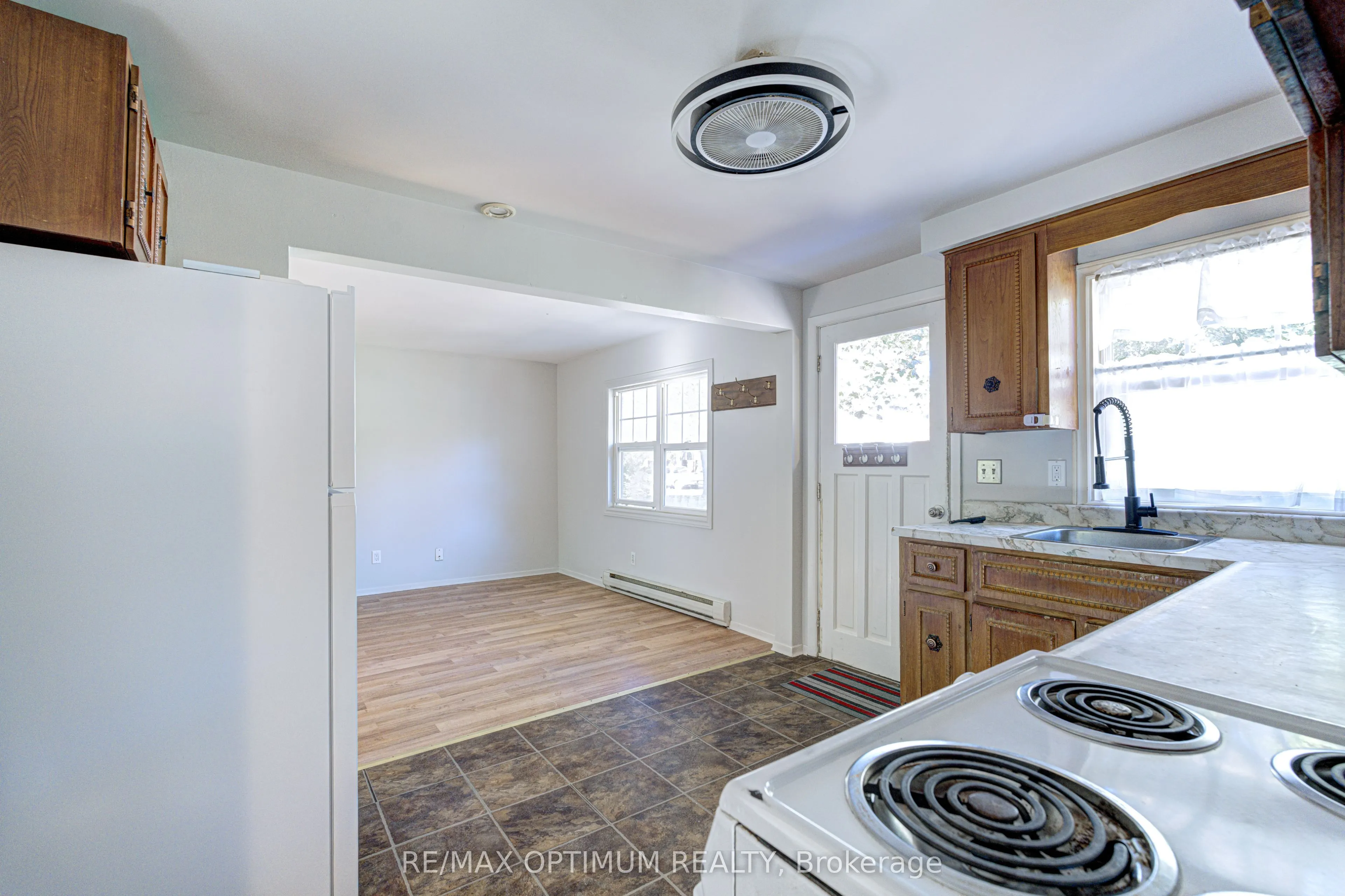 916 Queenston Road